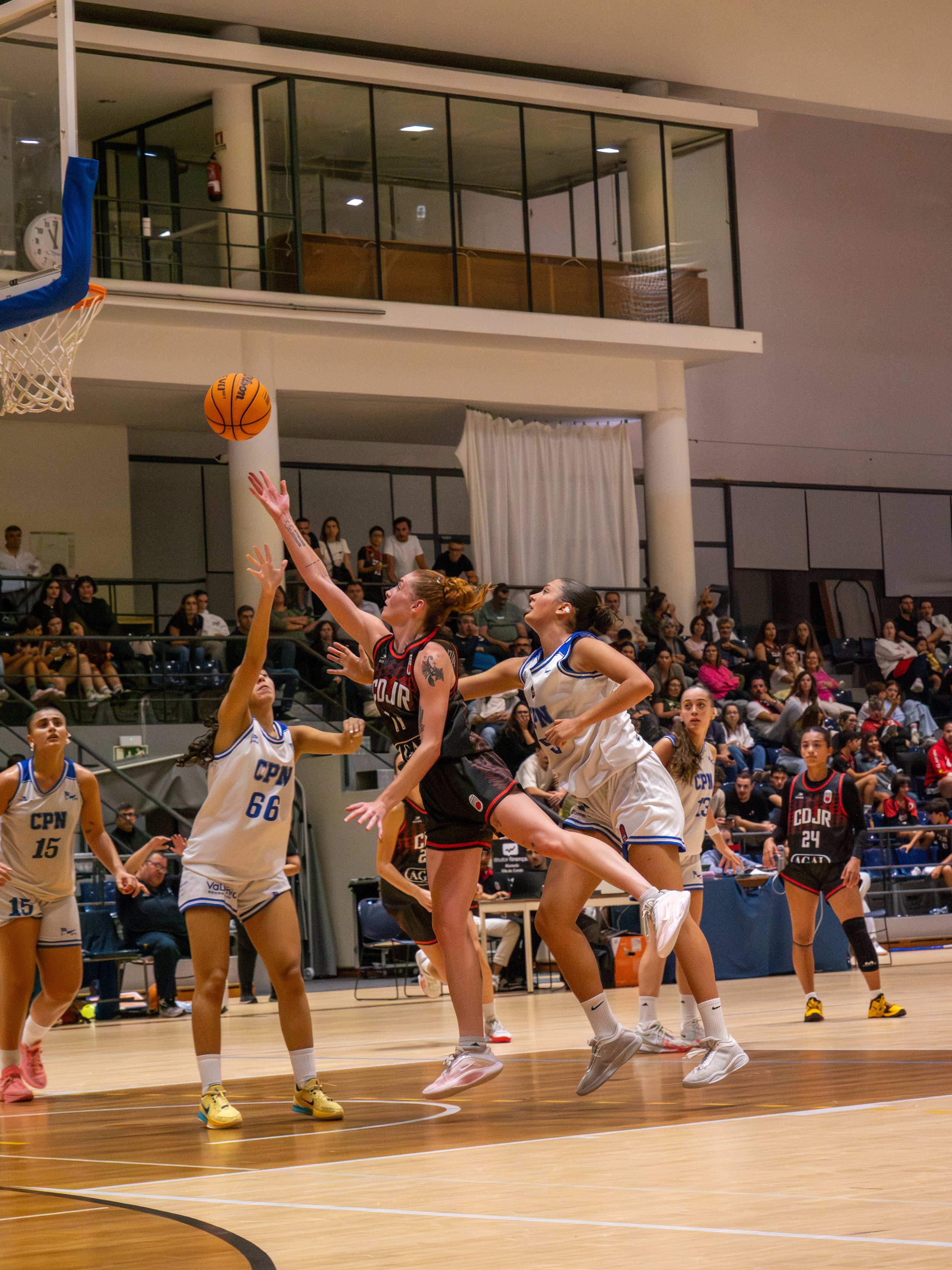 Haily Weaver heading to the rim, Female Basketball Game