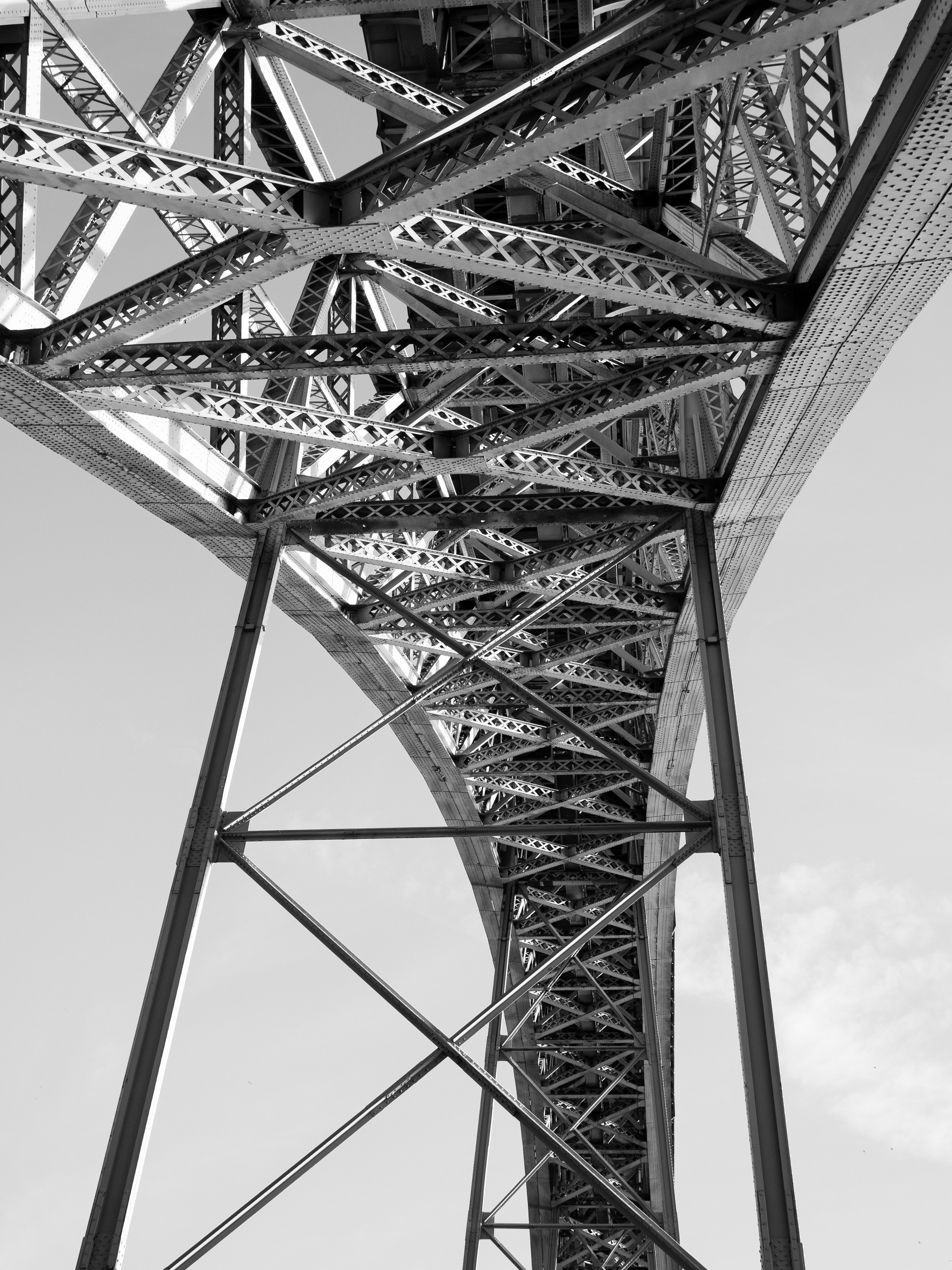 D. Luis Bridge in black and white