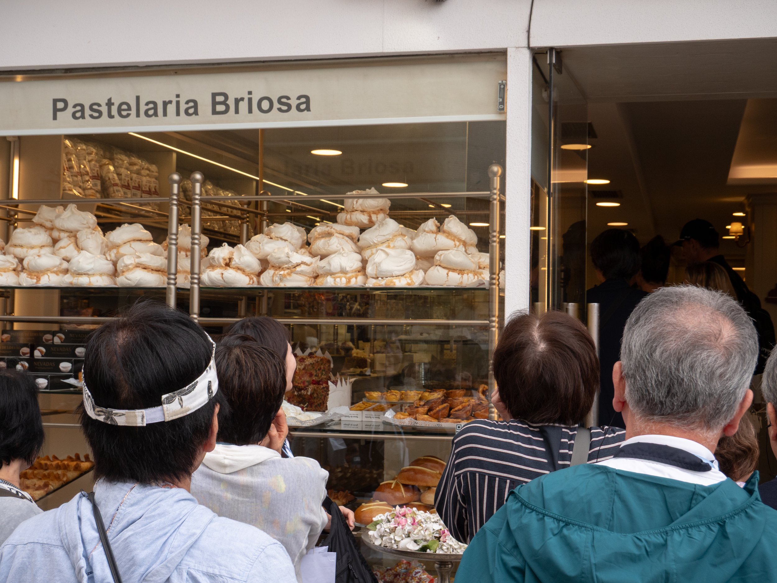 Pastelaria Briosa, tourists looking at the bakery 