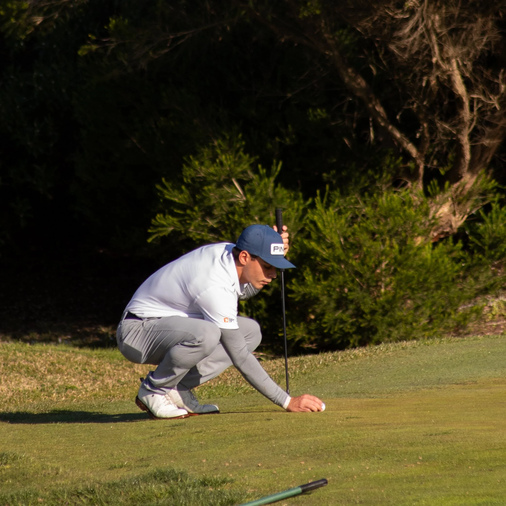 golf player reading the green