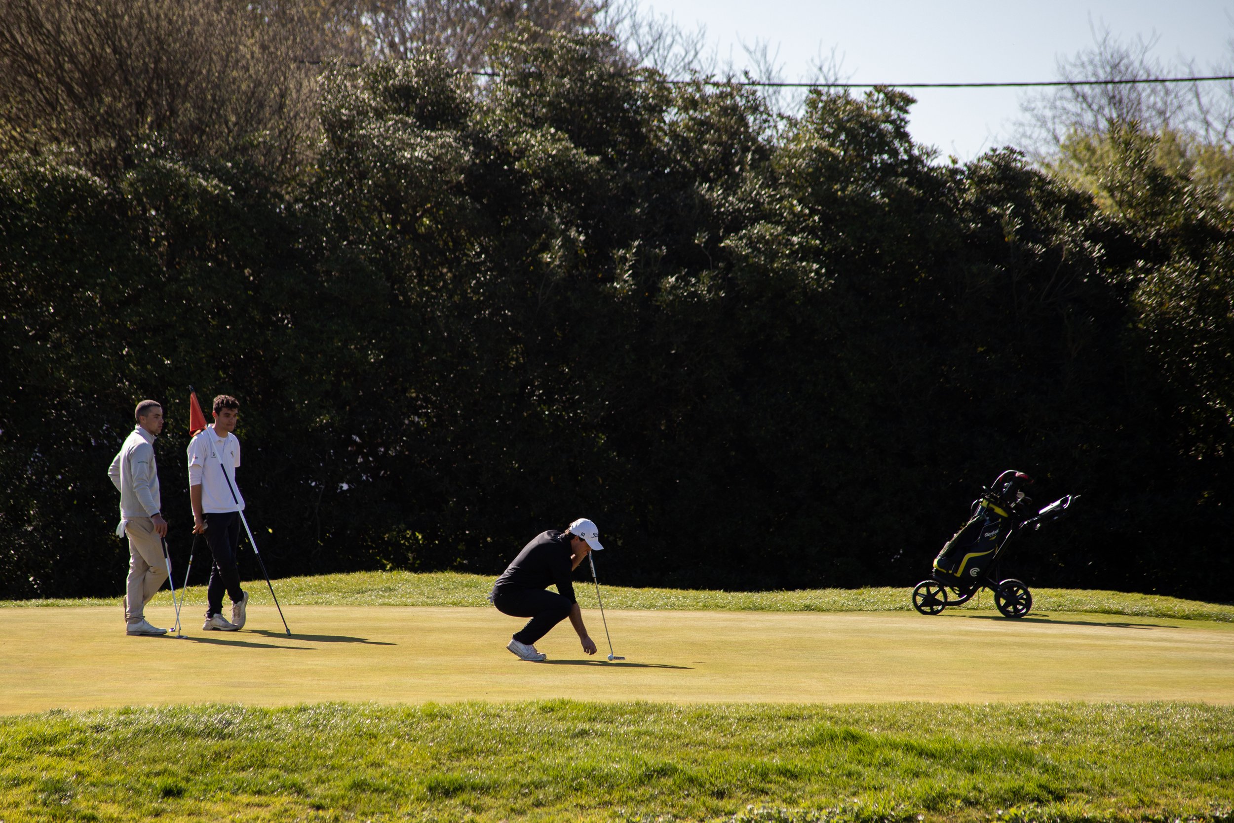 golf player reading the green
