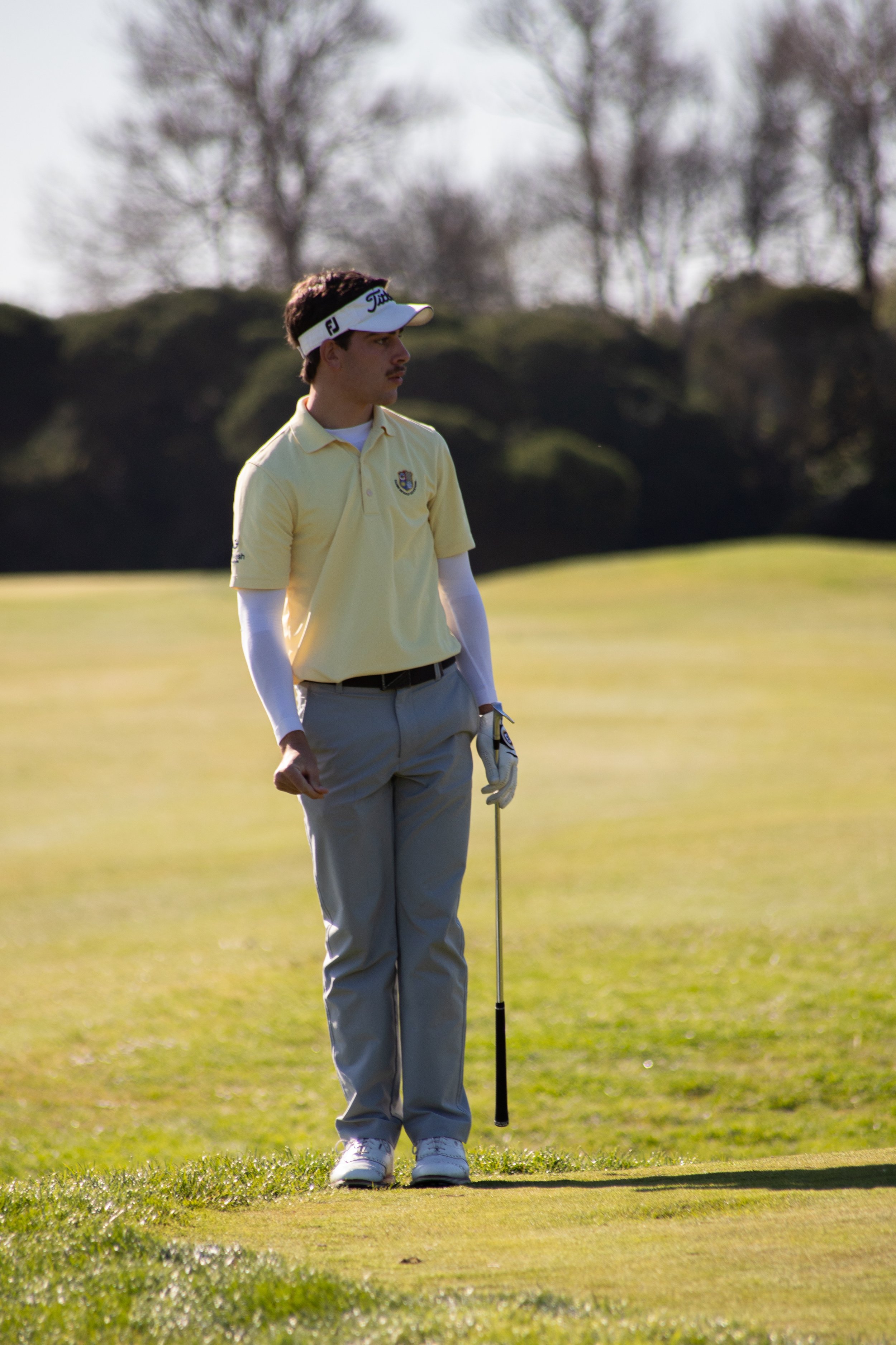 golf player reading the green