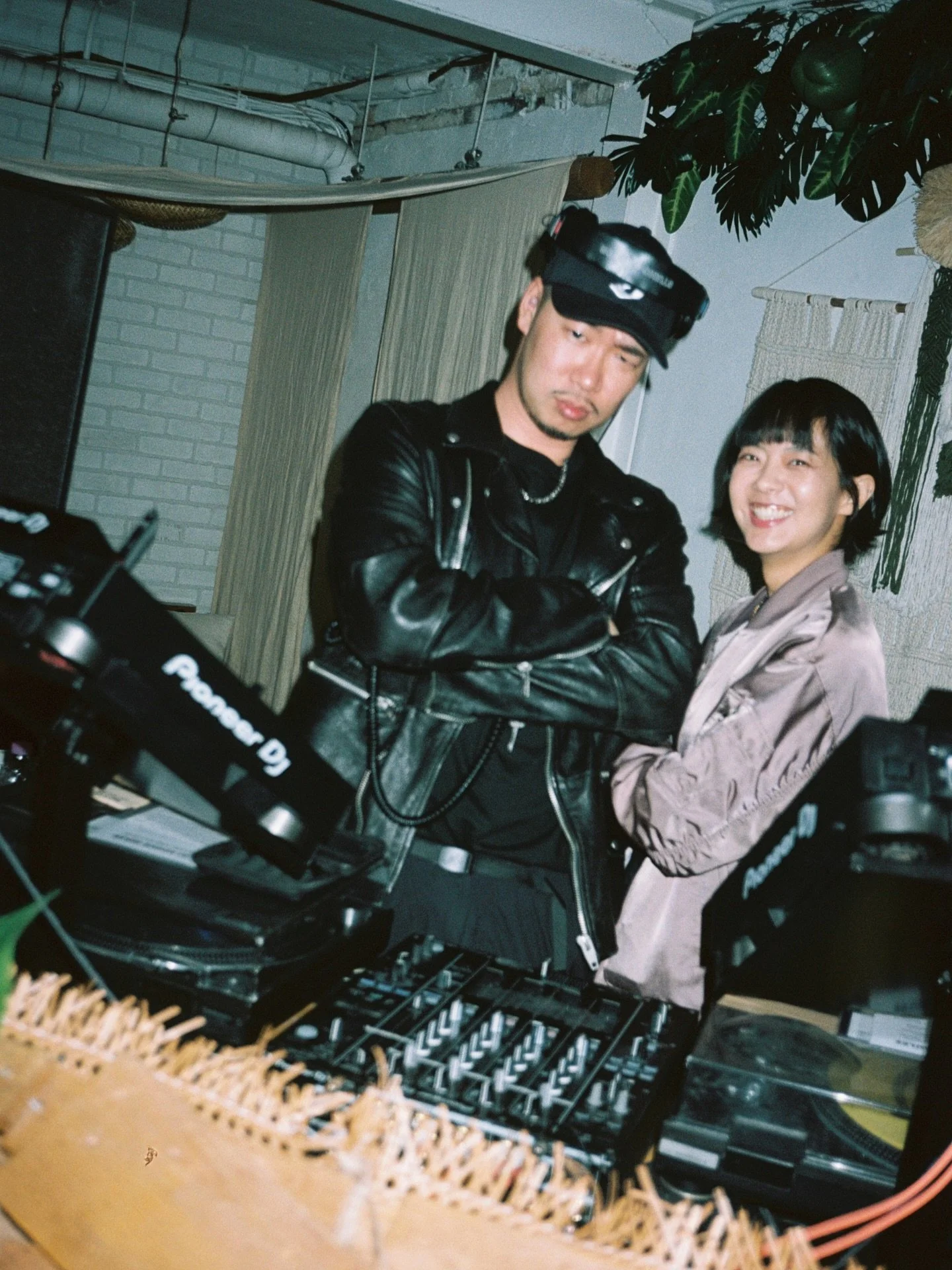 Anal&oacute;gicas de Corea. Dos carretes; kodak pro image 100 y cinestill 800t, muy sobreexpuesto porque la konica pop con la que tir&eacute; el cinestill solo sub&iacute;a hasta iso 400🥺🥺

revelado y escaneado por @visualkorner 

#analog #photogra