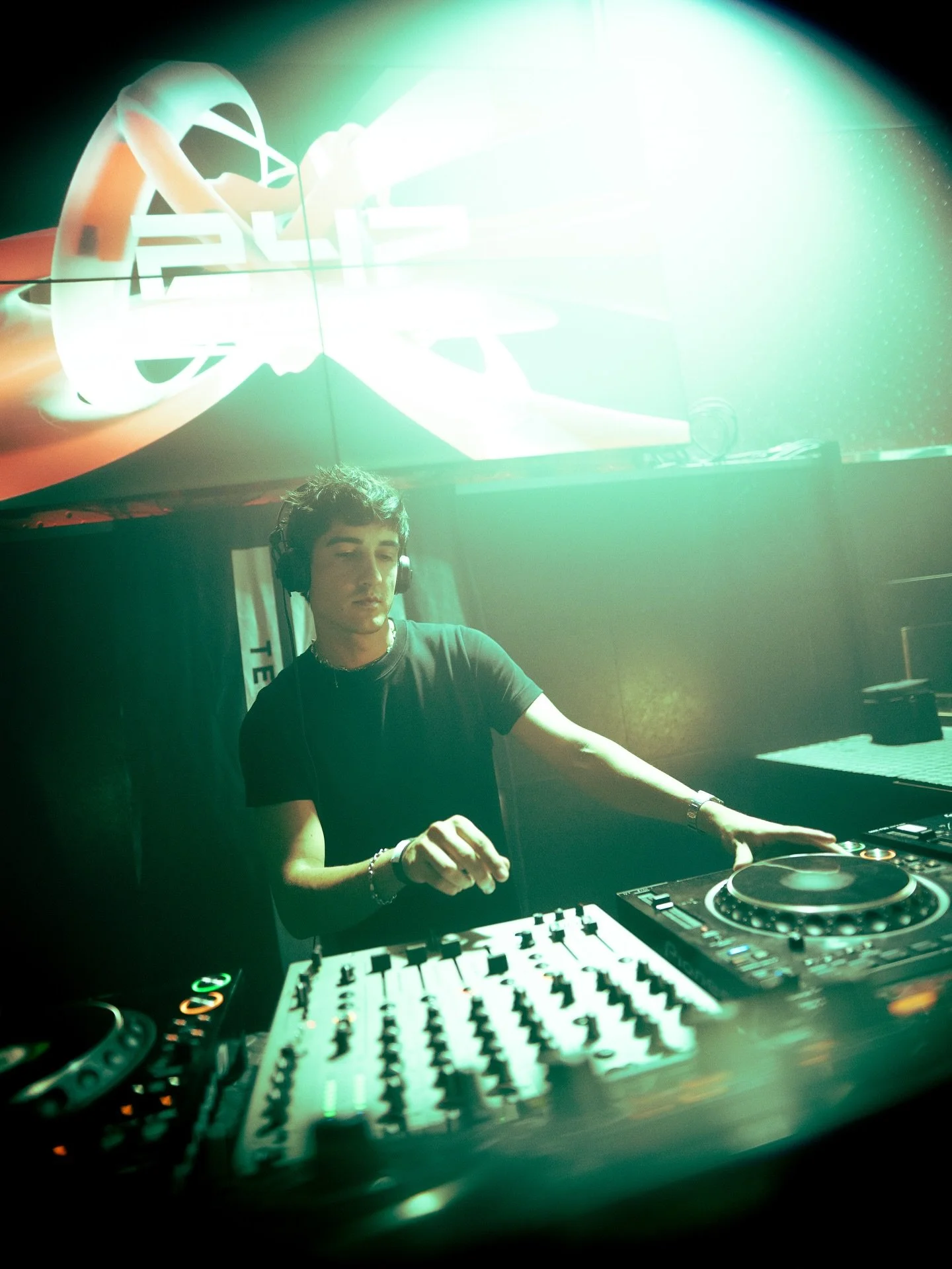 fotograf&iacute;as para @santos_wav en @247technoclub - Alicante.

tras un largo tiempo de b&uacute;squeda, inspiraci&oacute;n y reflexi&oacute;n, creo que este trabajo une mi visi&oacute;n y pasi&oacute;n por la m&uacute;sica. sin duda, estoy realme