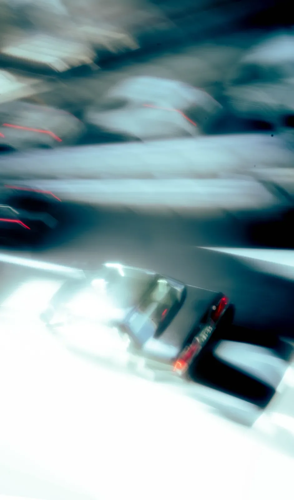 Movimiento rápido de automóviles en una ciudad, con luces y tráfico en la noche.