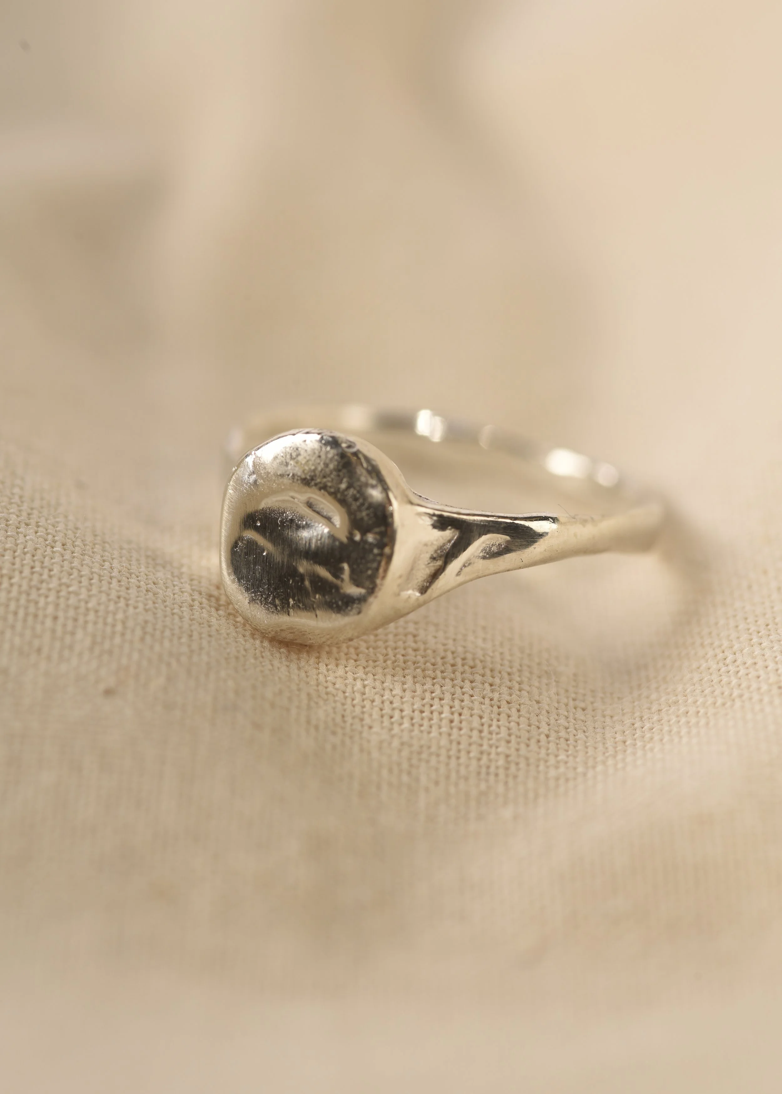 Dotty signet ring