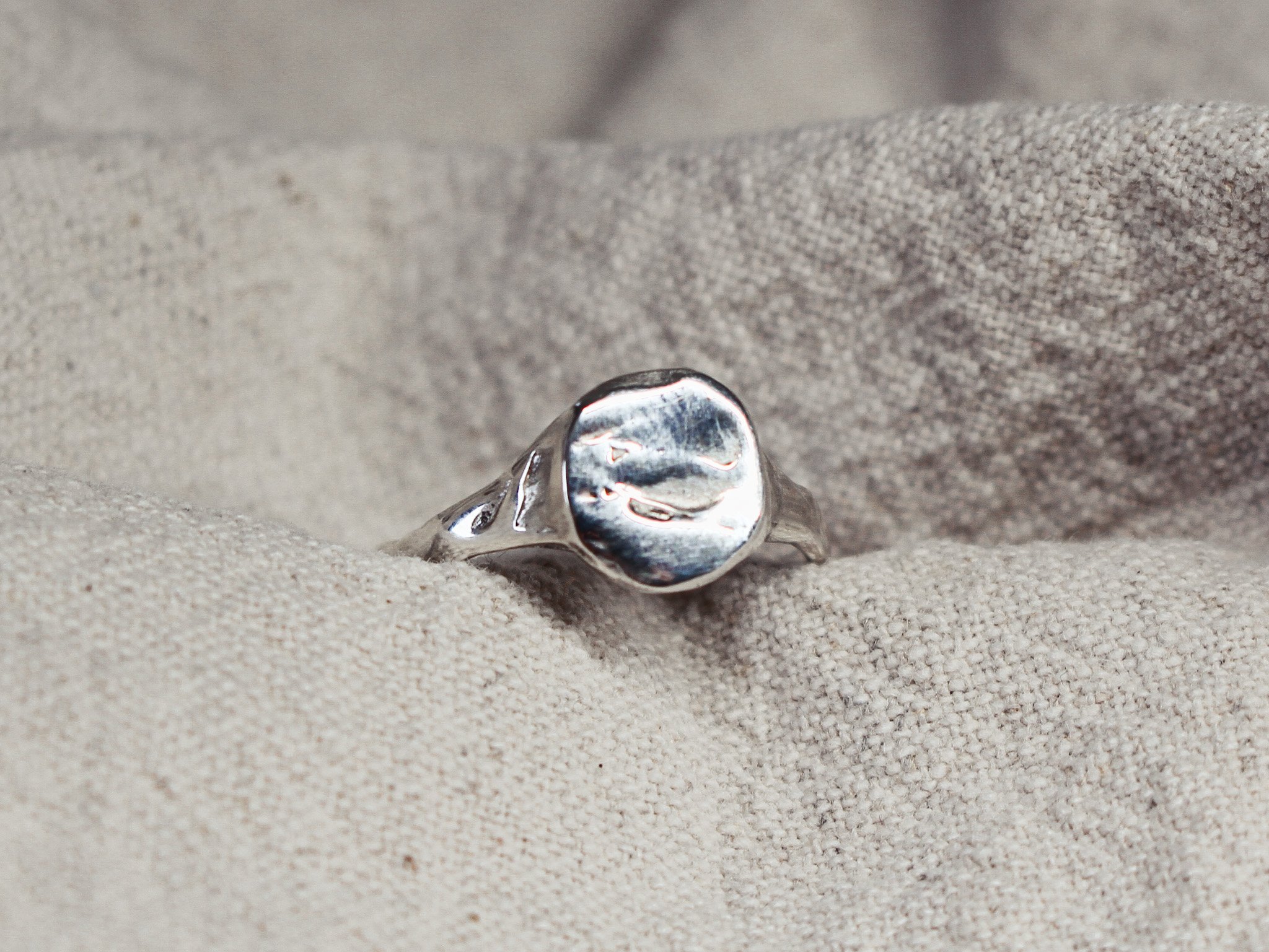 Dotty signet ring