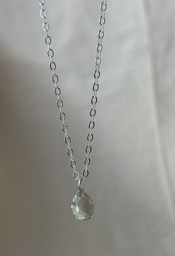 cable+chain+and+aquamarine+teardrop+close+up.png