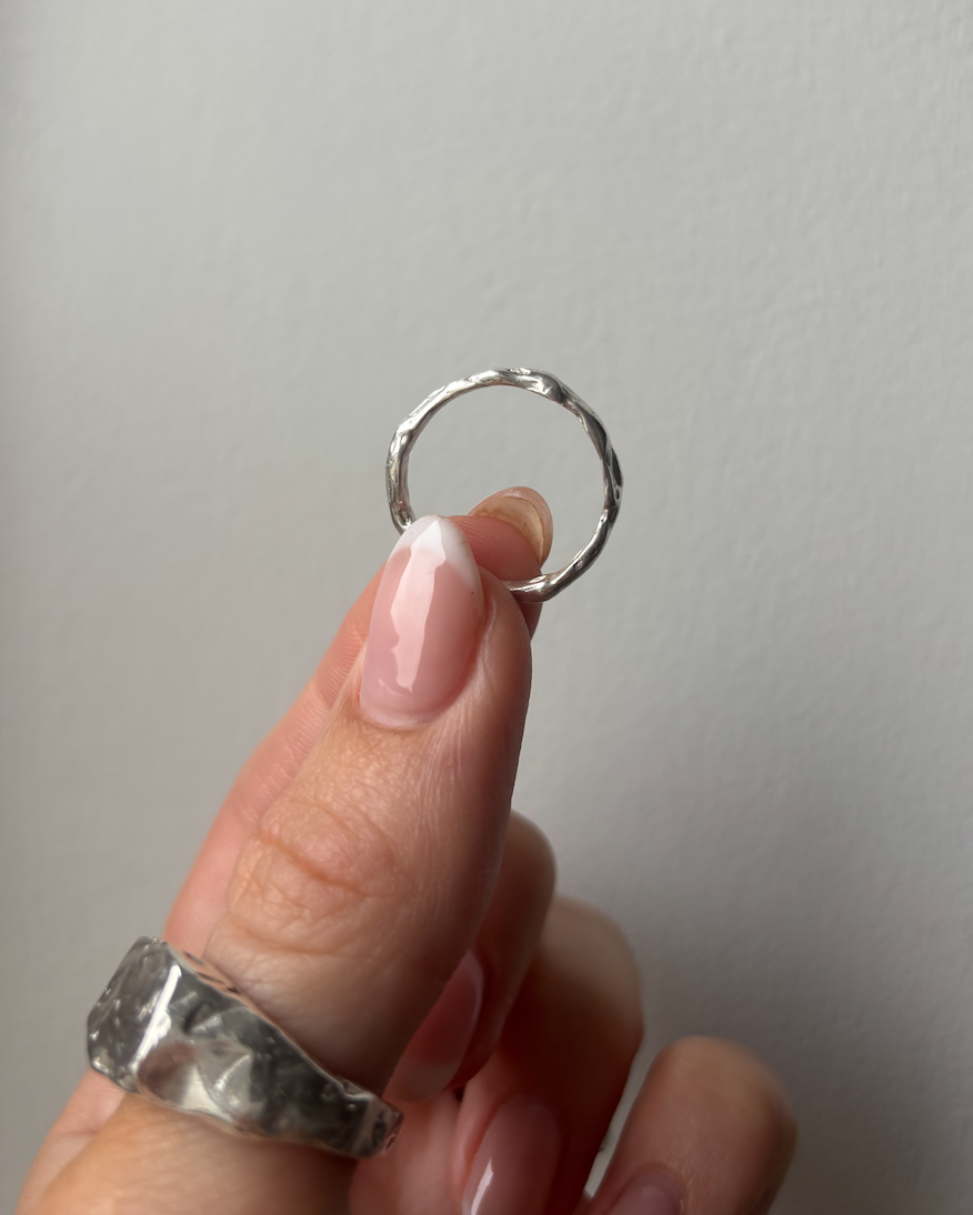 dainty organic band inbetween fingers.png