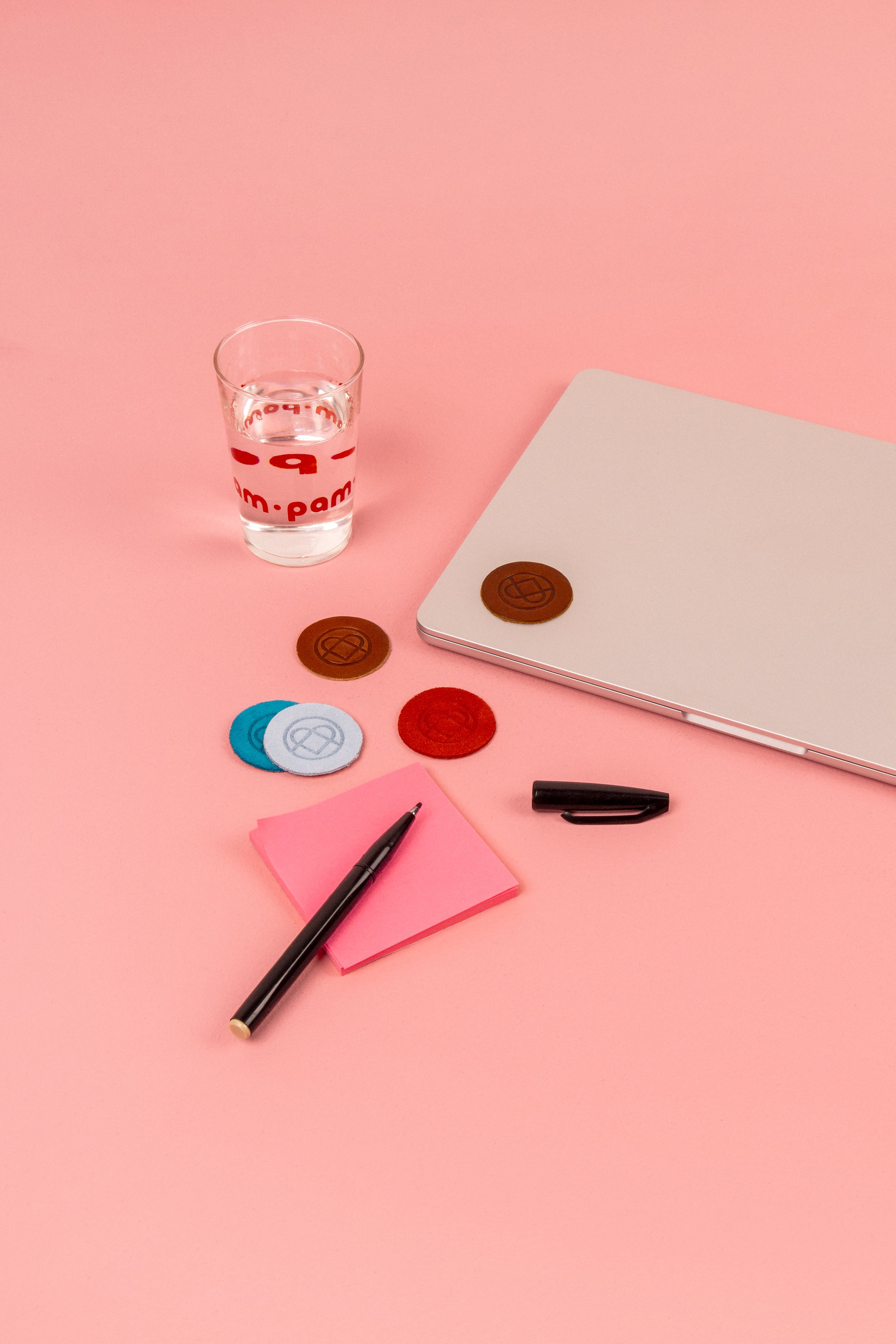 Stickers en cuir de couleurs différentes, avec un logo embossé