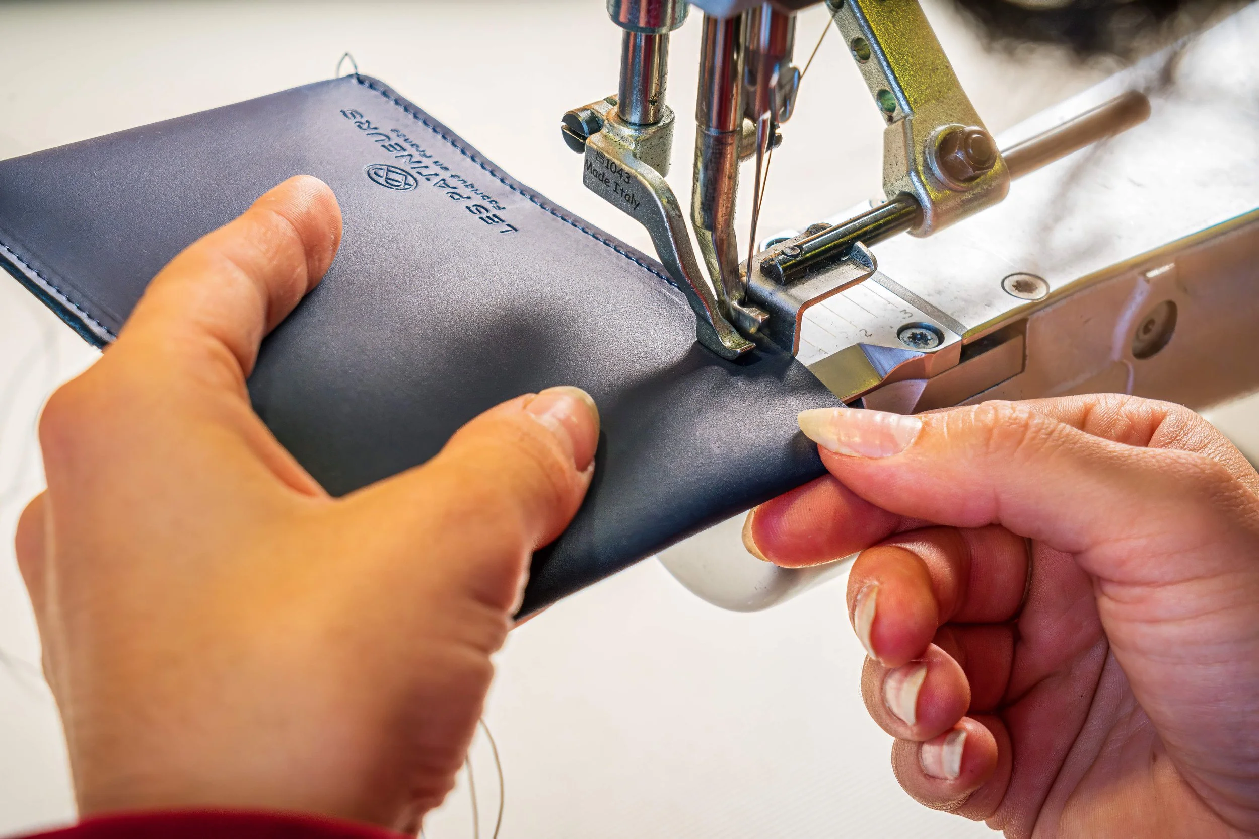 Comment personnaliser un cadeau d'affaire en cuir sans perdre en élégance ?