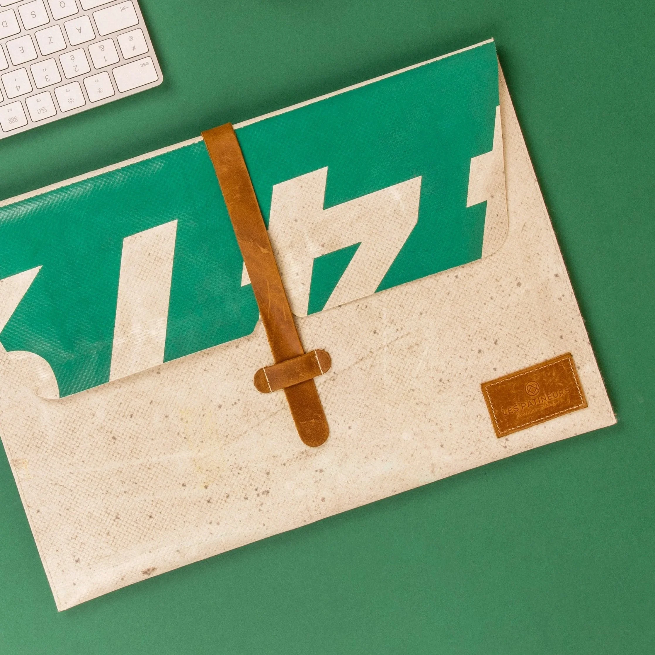 housse de pc en bâche de camion upcyclée