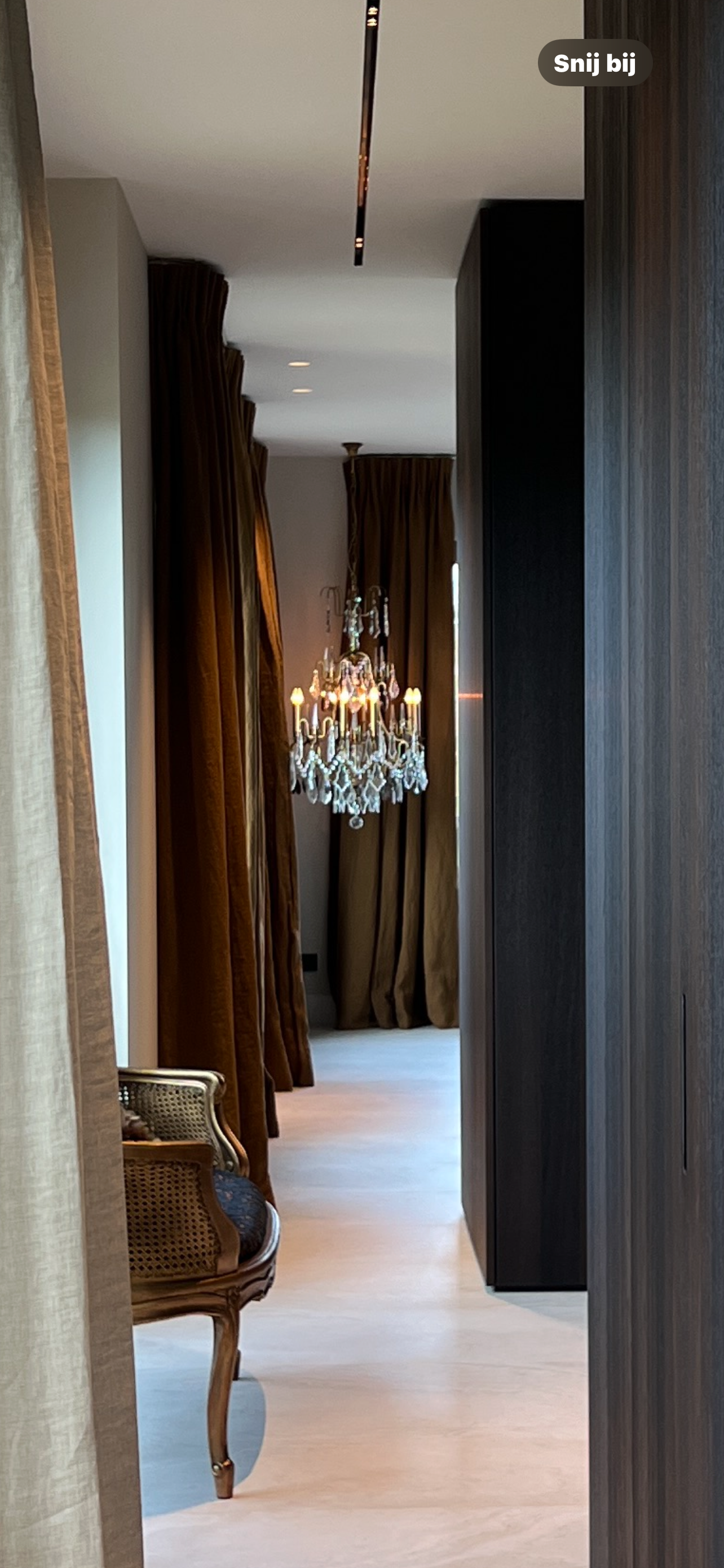 Interieur met maatwerk gordijnen, behang en kroonluchter – Raadhuisstraat3 Breda