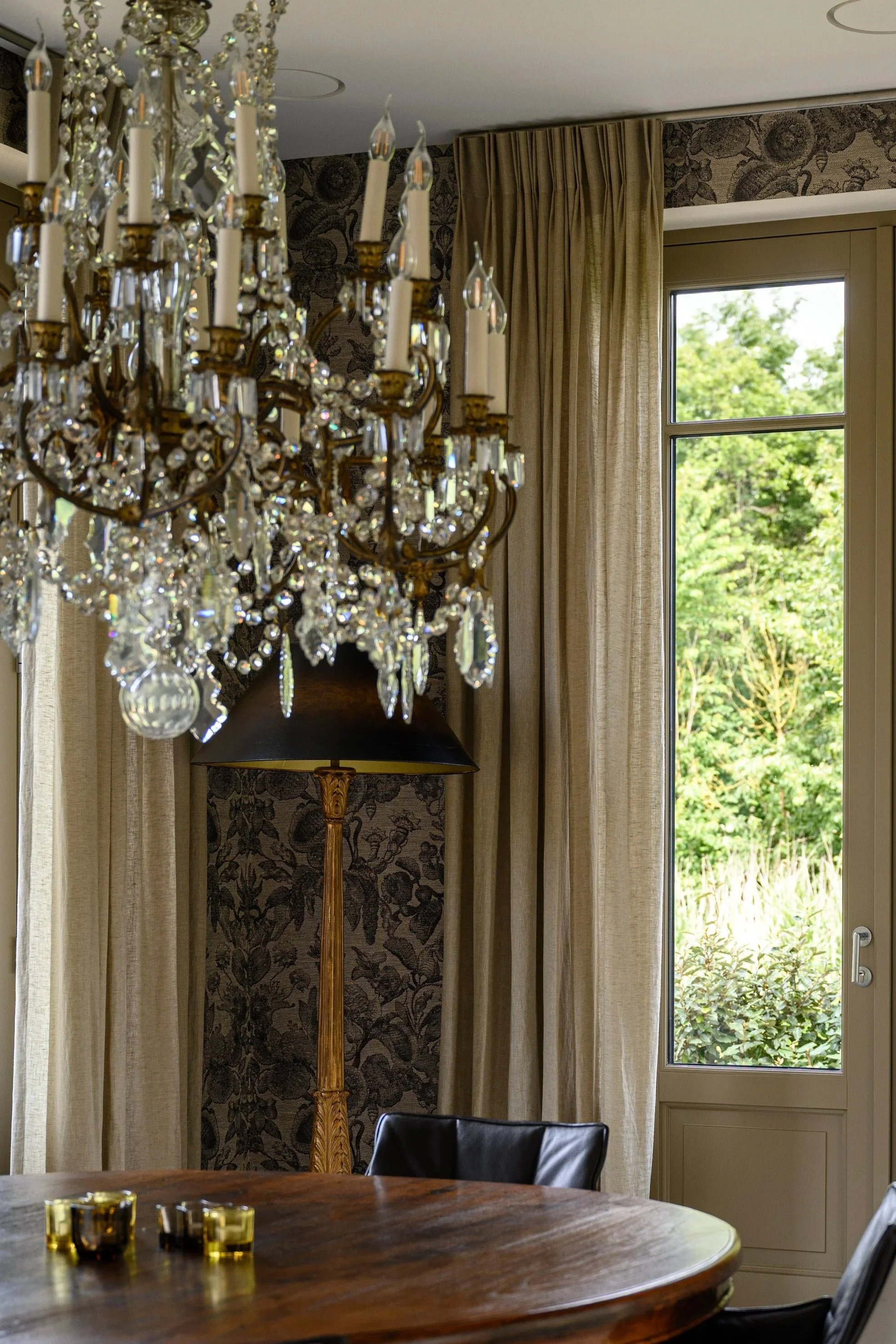 Maatwerk gordijnen en decoratief behang in interieur – Raadhuisstraat3 Breda