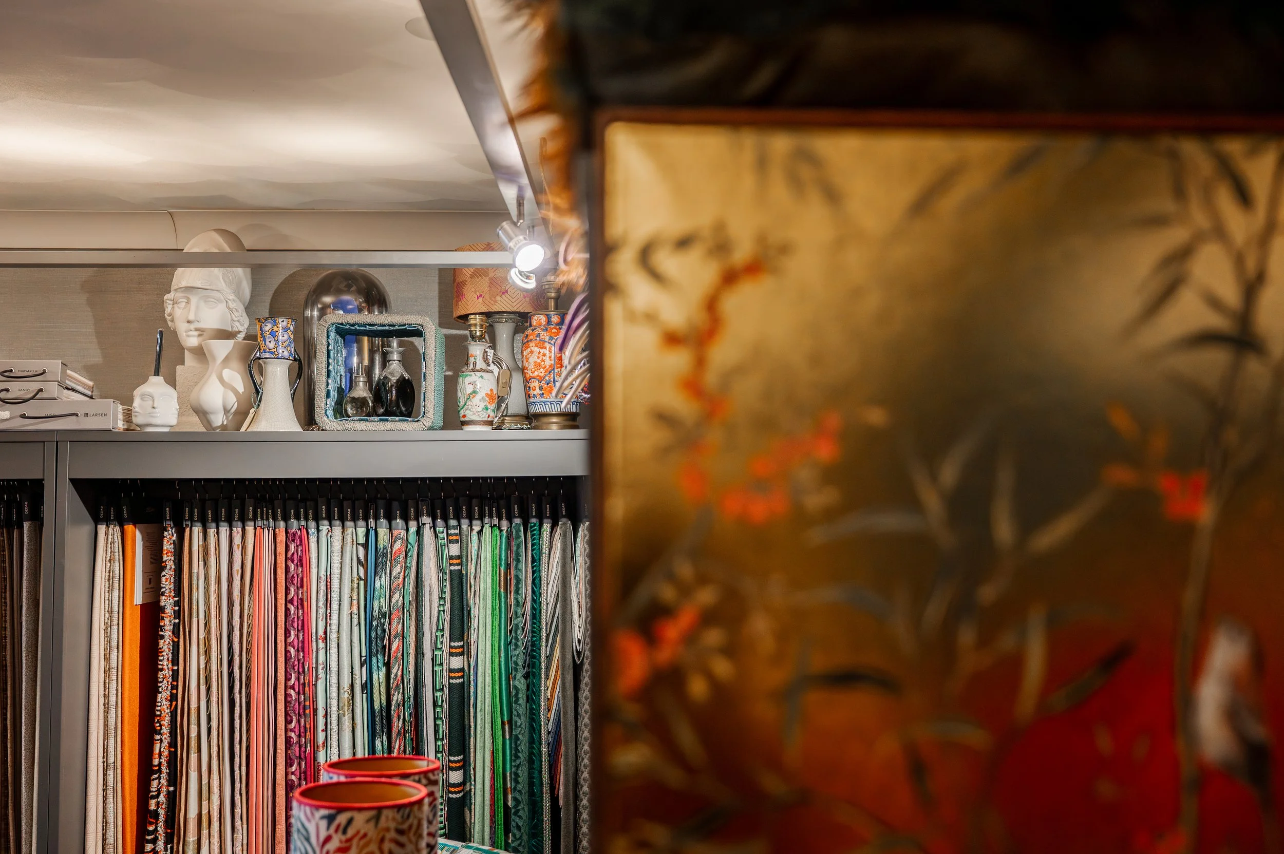 Interieur van Raadhuisstraat 3, studio in Breda met het merk Dedar Breda op de achtergrond, stoffen