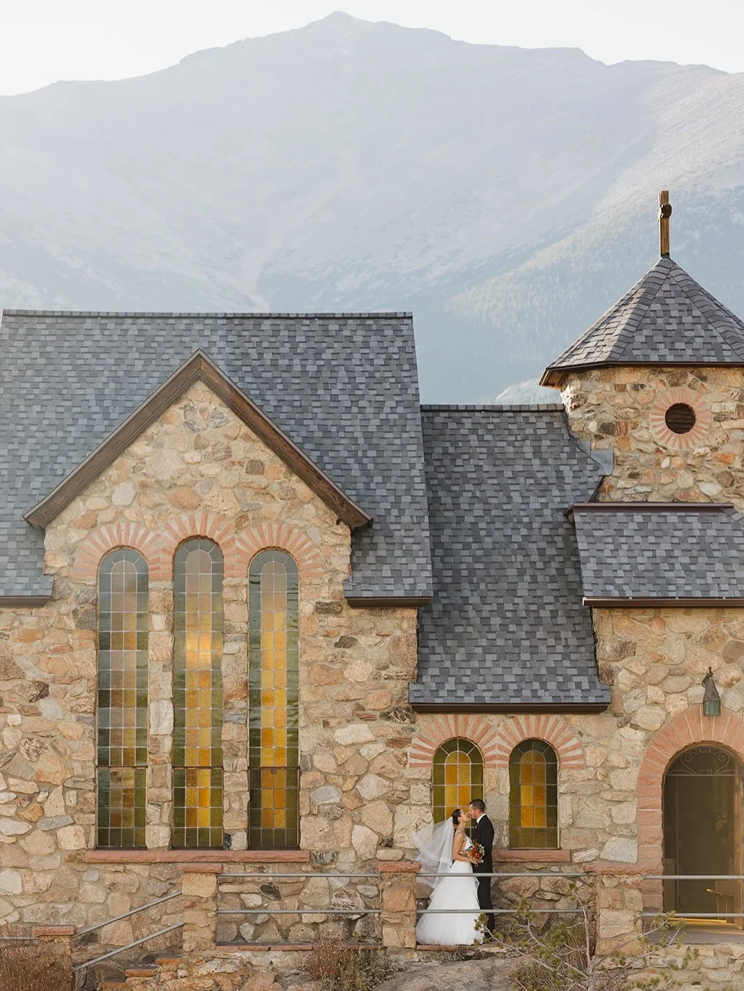 Getting married at Saint Catherine&rsquo;s Chapel on the Rocks in Estes Park is what happens when you want jaw-dropping views, a little drama, and zero regrets. Tiny chapel + massive mountains = intimate (yet epic) feels (and pics!).

#estesparkweddi