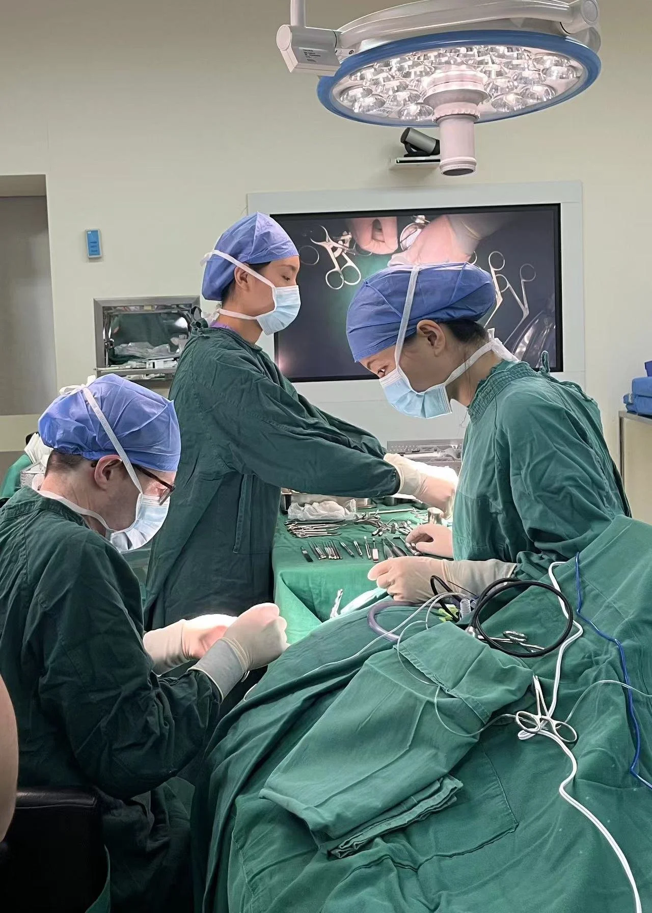 Dr. Bradley Kesser works with Chinese team to operate