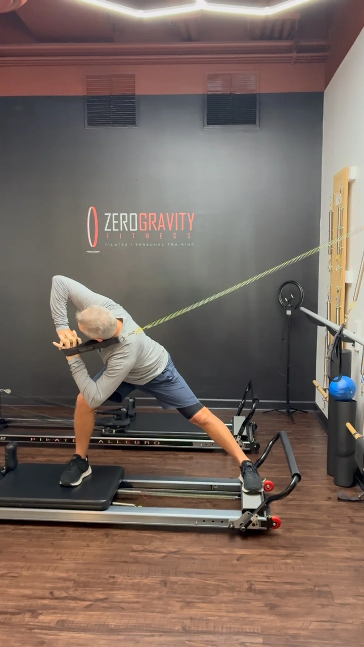 Full-body control in motion 💪🌀 Watch as Mike powers through this advanced Pilates move—rotating the torso while engaging lower body mobility and strength. Precision, focus, and fluid strength on full display. Are you ready to improve your qua