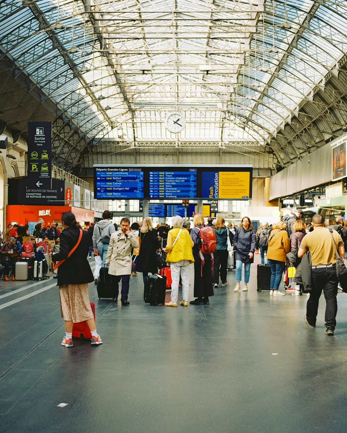 European trains are my favorite 🚆
&bull;
&bull;
&bull;
📷: #mamiya7ii
🎞: #kodakgold200 
Film developed by @dsmfilmlab 🔬
#analogcamera #photofilmy #120film #film #kodakgold 
#photocinematic #stademagazine #halflightmag #cinebible  #stillgonemag #ou