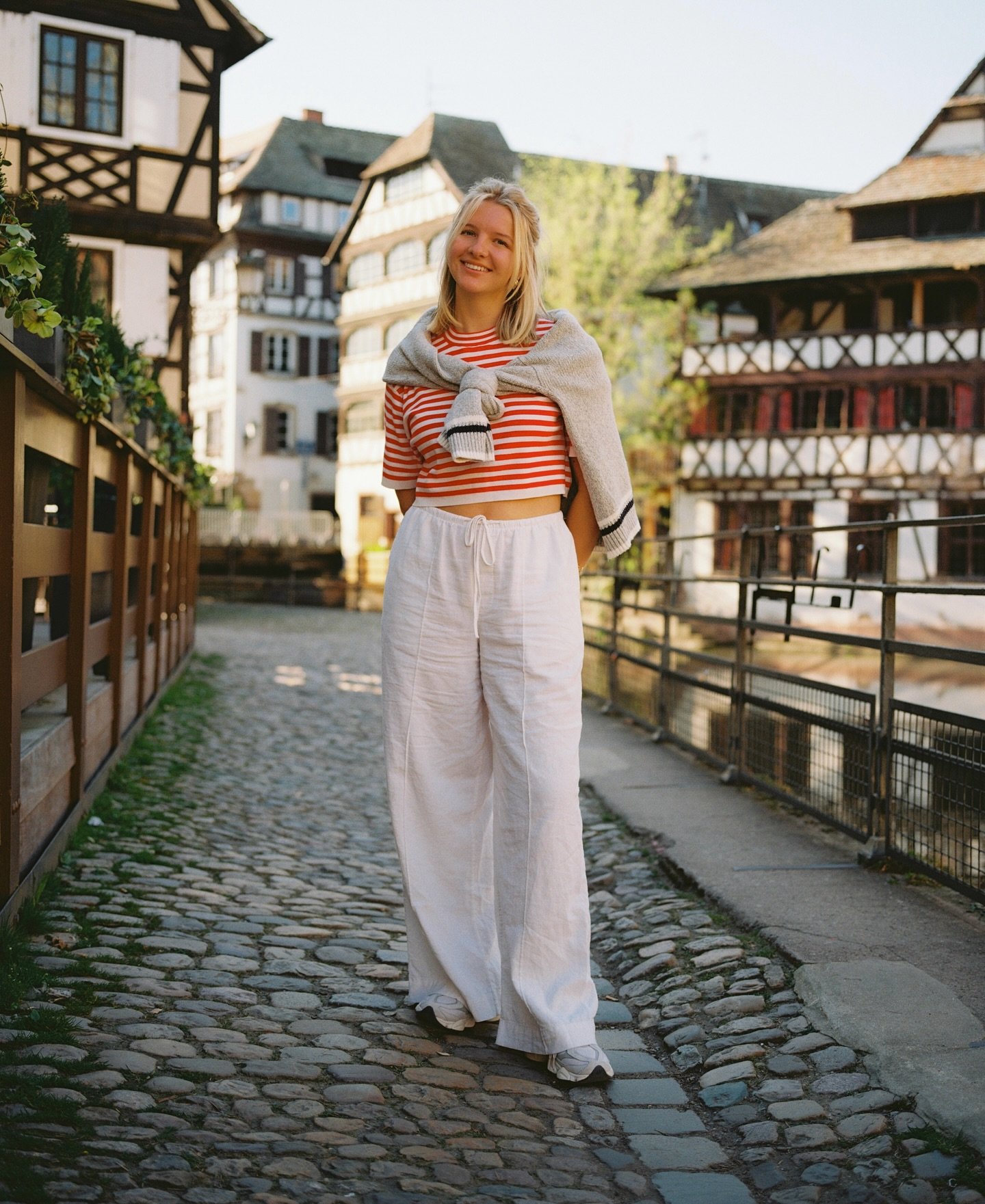 Slowed down, looked around, and somehow the whole day slipped by 🏘️ ☀️
&bull;
&bull;
&bull;
📷: #mamiya7ii
🎞: #kodakgold200 
Film developed by @dsmfilmlab 🔬
#strasbourg #strasbourgfrance #alsace #daylightvibes #europeanarchitecture #citydetails #w