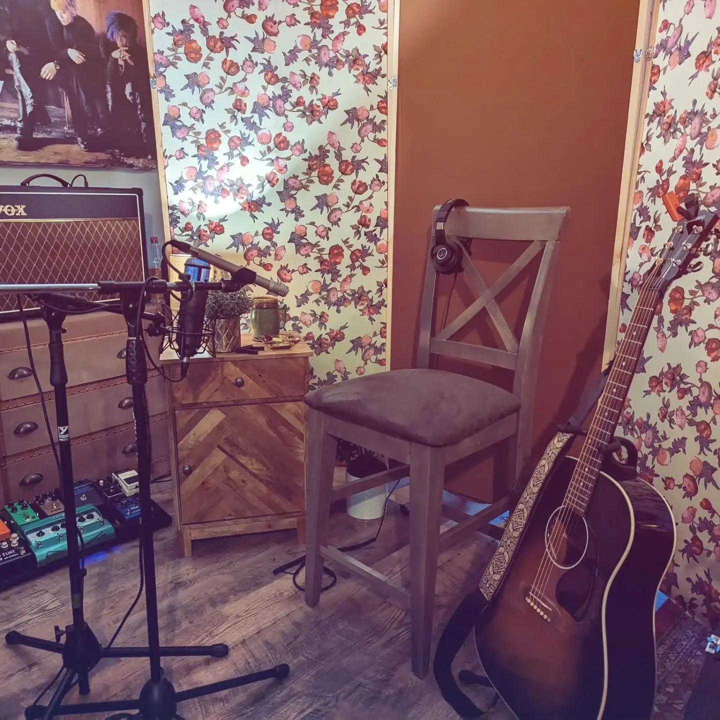 What to do when you have the morning off from classes at OIART? Record some Acoustic Guitars! It was great to be back in the basement trying out some new techniques... Now I've got to get my fingers back in shape haha.