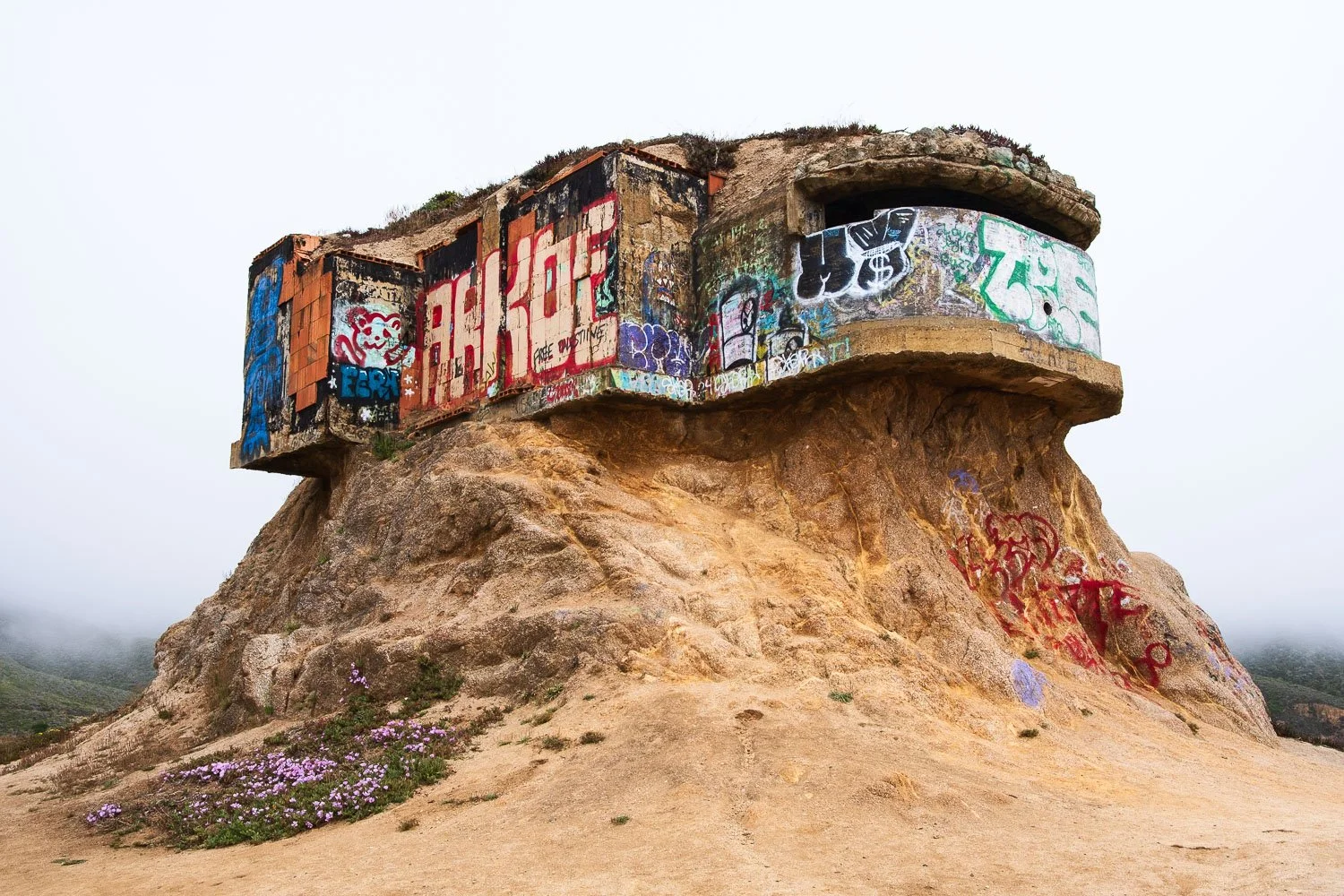 Devil's Slide WW2 bunker, Pacifica, California.jpg