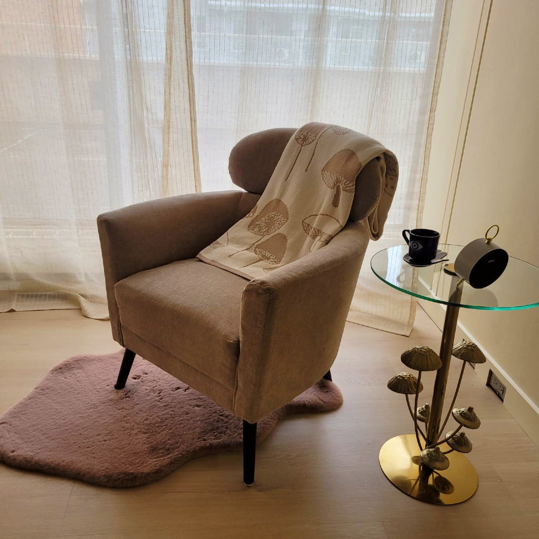 Aaeena therapist's armchair