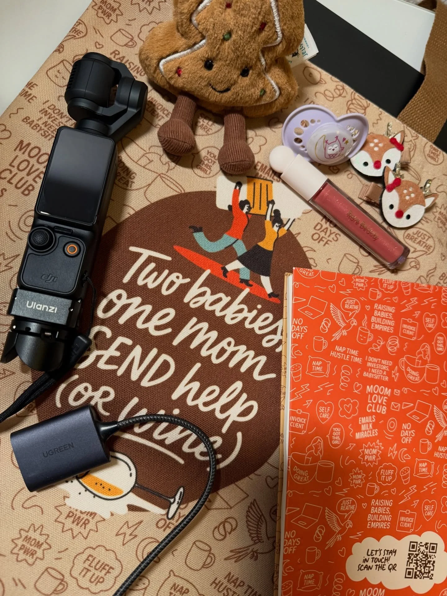 Est-ce que je suis la seule &agrave; avoir un peu tout et n&rsquo;importe quoi dans mon sac? 

Vous vous en doutez que ce brillant &agrave; l&egrave;vres sur la photo, sert de jouet pour les jumelles 😂 

Je suis curieuse, quelle est la chose la plus