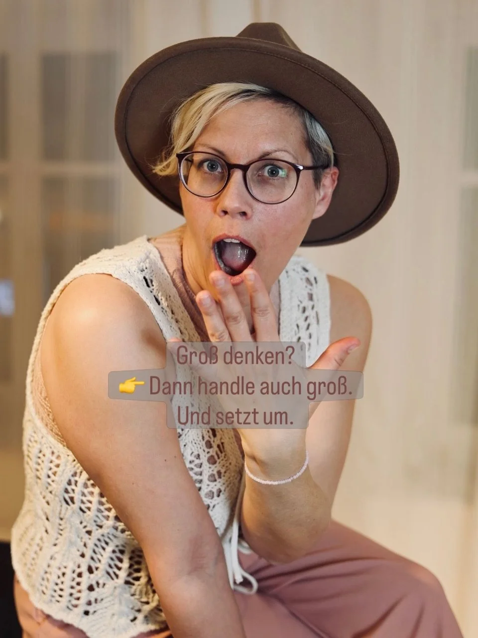 Gro&szlig; denken wollen wir alle, oder? 
Aber Hand aufs Herz: 
👉 Lebst du das auch wirklich?

Zwischen W&auml;schebergen, Kinderchaos und &bdquo;Ich mach das sp&auml;ter f&uuml;r mich&ldquo;&hellip; 
bleibst du oft irgendwo auf der Strecke.

Und ge