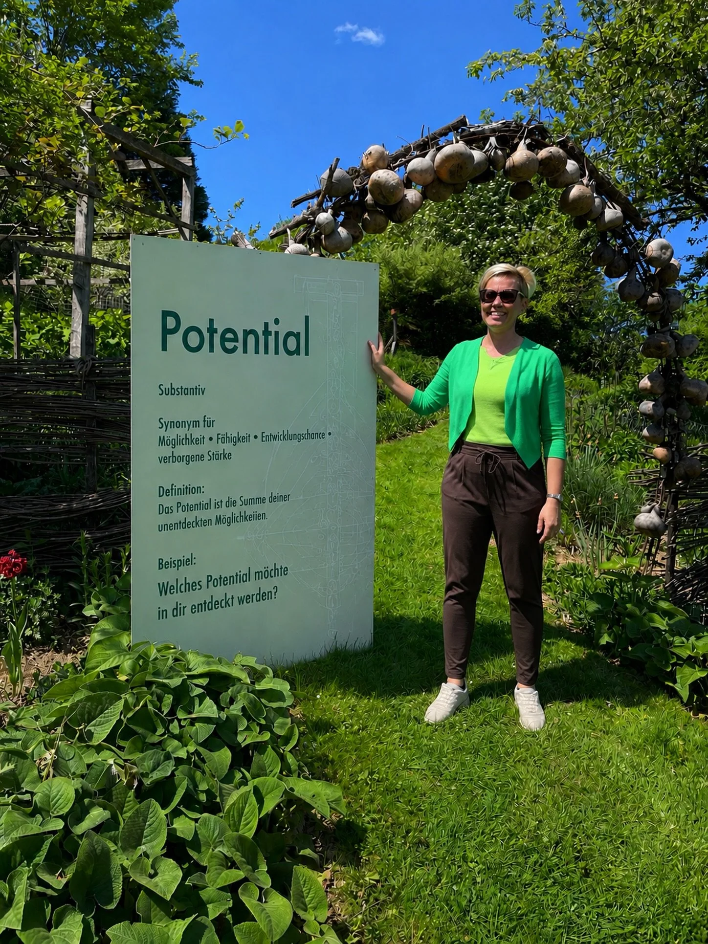 ✨ Potential.

Kennst du das?

Du sp&uuml;rst, da ist noch mehr in dir.
Mehr Leichtigkeit.
Mehr Klarheit.
Mehr DU.

Aber zwischen W&auml;schebergen, Brotdosen und dem ganz normalen Familienwahnsinn bleibt dieses Gef&uuml;hl oft irgendwo liegen.

Und d