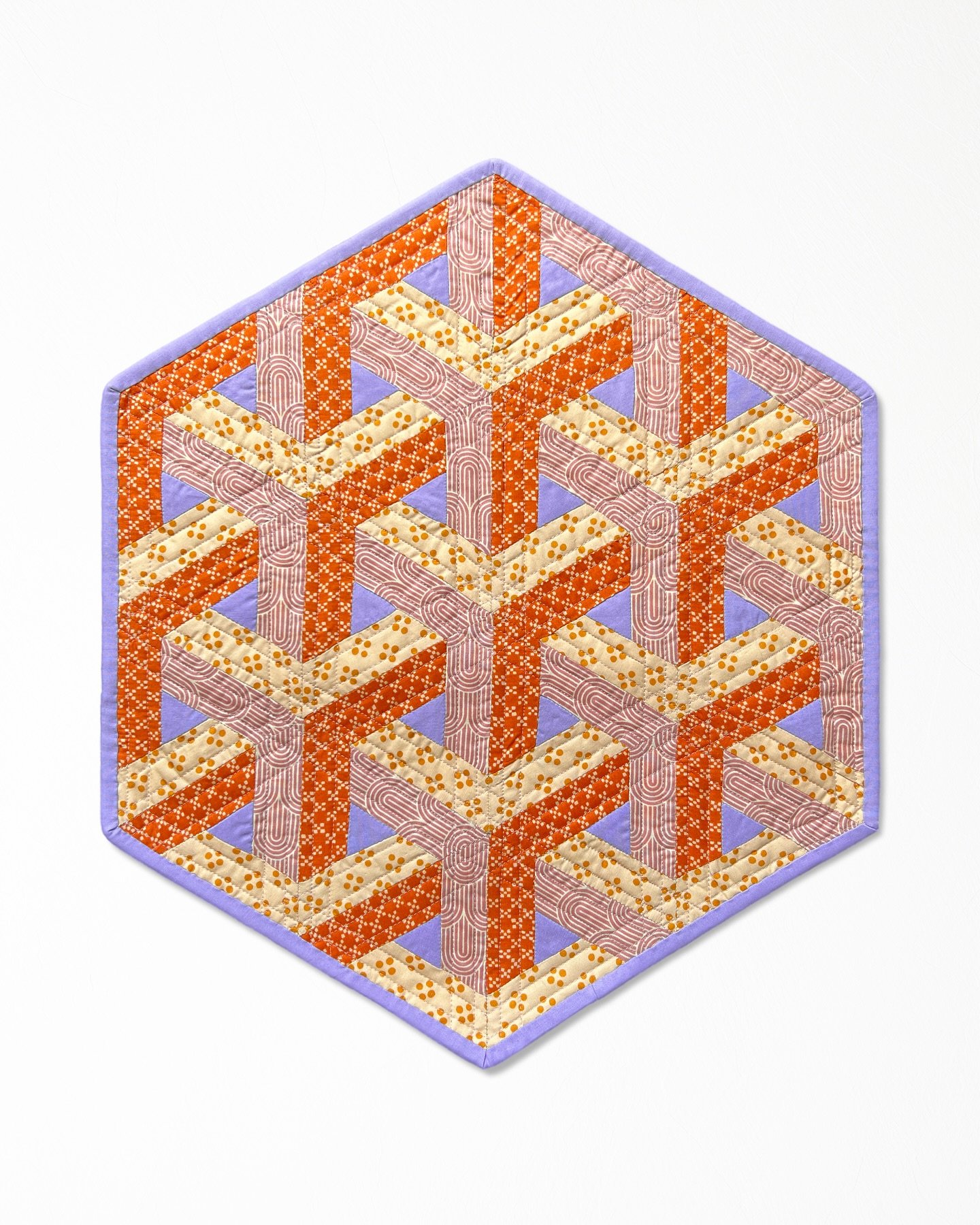 𝗶𝗺𝗽𝗼𝘀𝘀𝗶𝗯𝗹𝗲 𝗺𝗮𝘁𝗵 

🔹 fabrics from the &lsquo;geometry&rsquo; collection by @rubystarsociety | coming out late this summer 🌞

#englishpaperpiece #epp #impossiblemath #geometry #rubystarmakers #rubystarmakers2025 #melodymiller #alexiamar