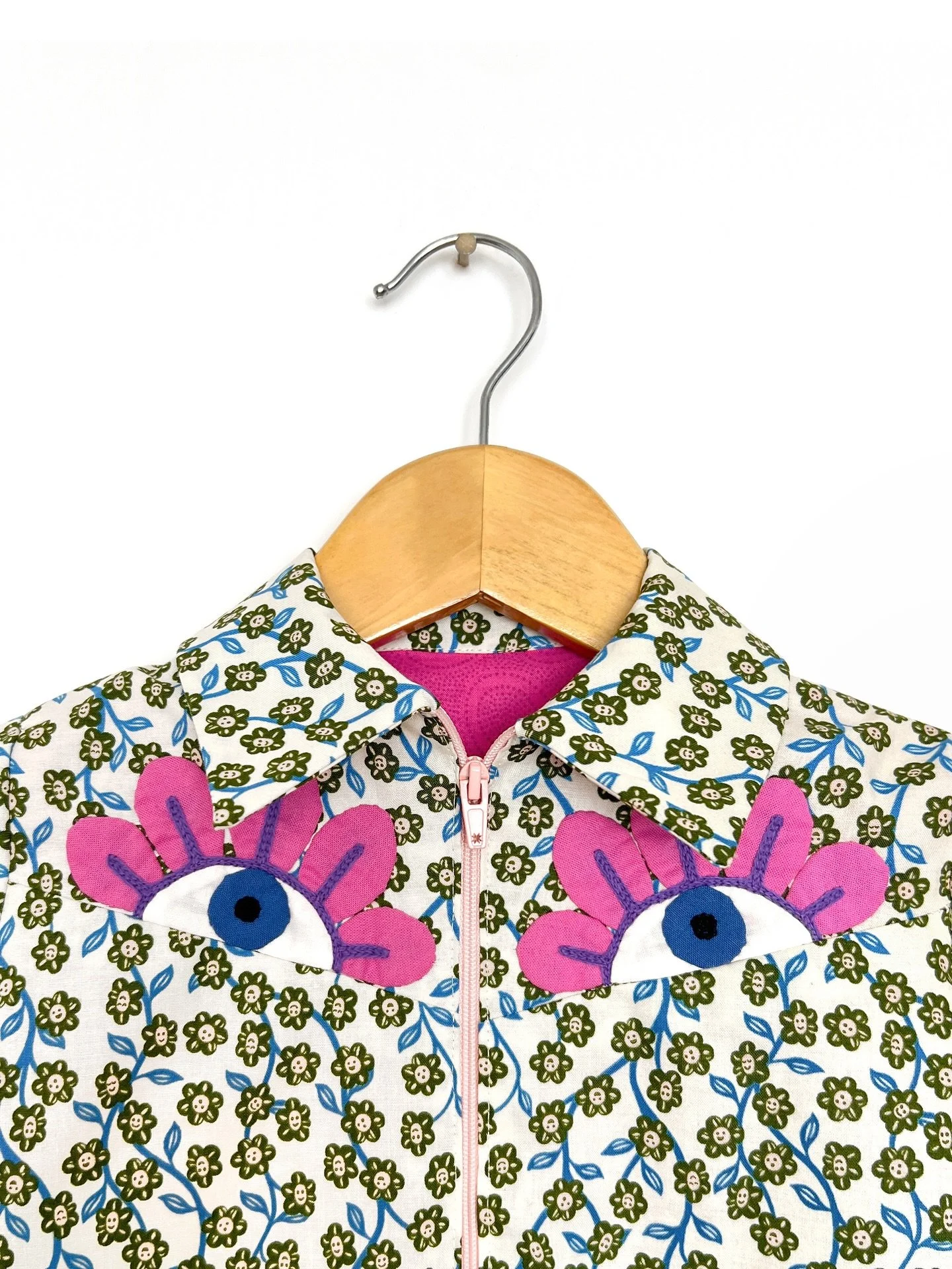 🙈🌸 Peekaboo | needle turn appliqu&eacute; &amp; hand embroidered

Fabric: Chatty Garden in Shell from &ldquo;Hello Alice&rdquo; collection by @wattsalot for @rubystarsociety 
Thread: @aurifilthreads in 2123 and 2405 (50wt); 2026 (12wt); 2735 (8wt);