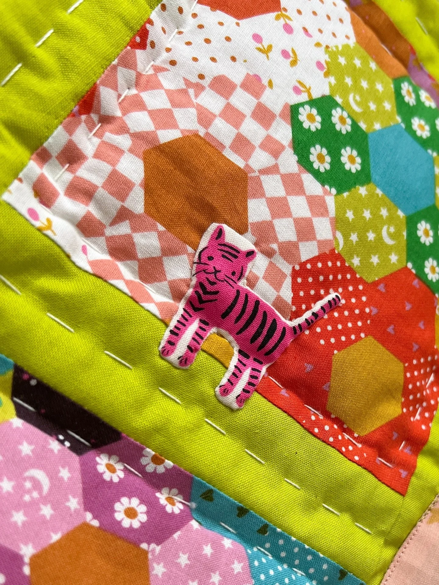 the cats are up from their nap and ready to explore the world 🐾🐾🐾🐾

#rubystarmakers #rubystarmakers2025 #catnapfabric #alexiamarcelleabegg #modafabrics #rubystarsociety #showmethemoda #fabricdesign #quiltingfabric #fabriccollection #aurifilartisa