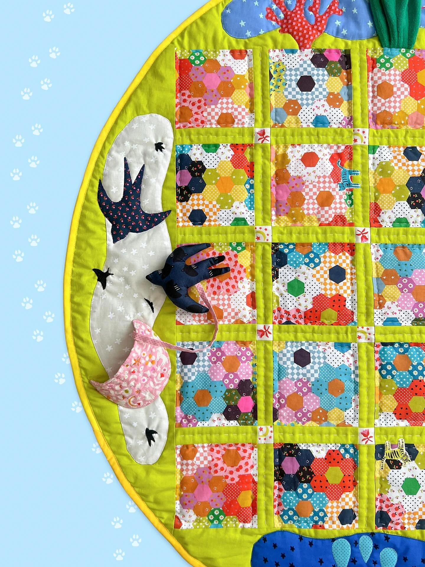 the sky | where 🐦&zwj;⬛ nest and rattle 

#rubystarmakers #rubystarmakers2025 #catnapfabric #alexiamarcelleabegg #modafabrics #rubystarsociety #showmethemoda #fabricdesign #quiltingfabric #fabriccollection #aurifilartisan #aurifilartisan2025 #aurifi