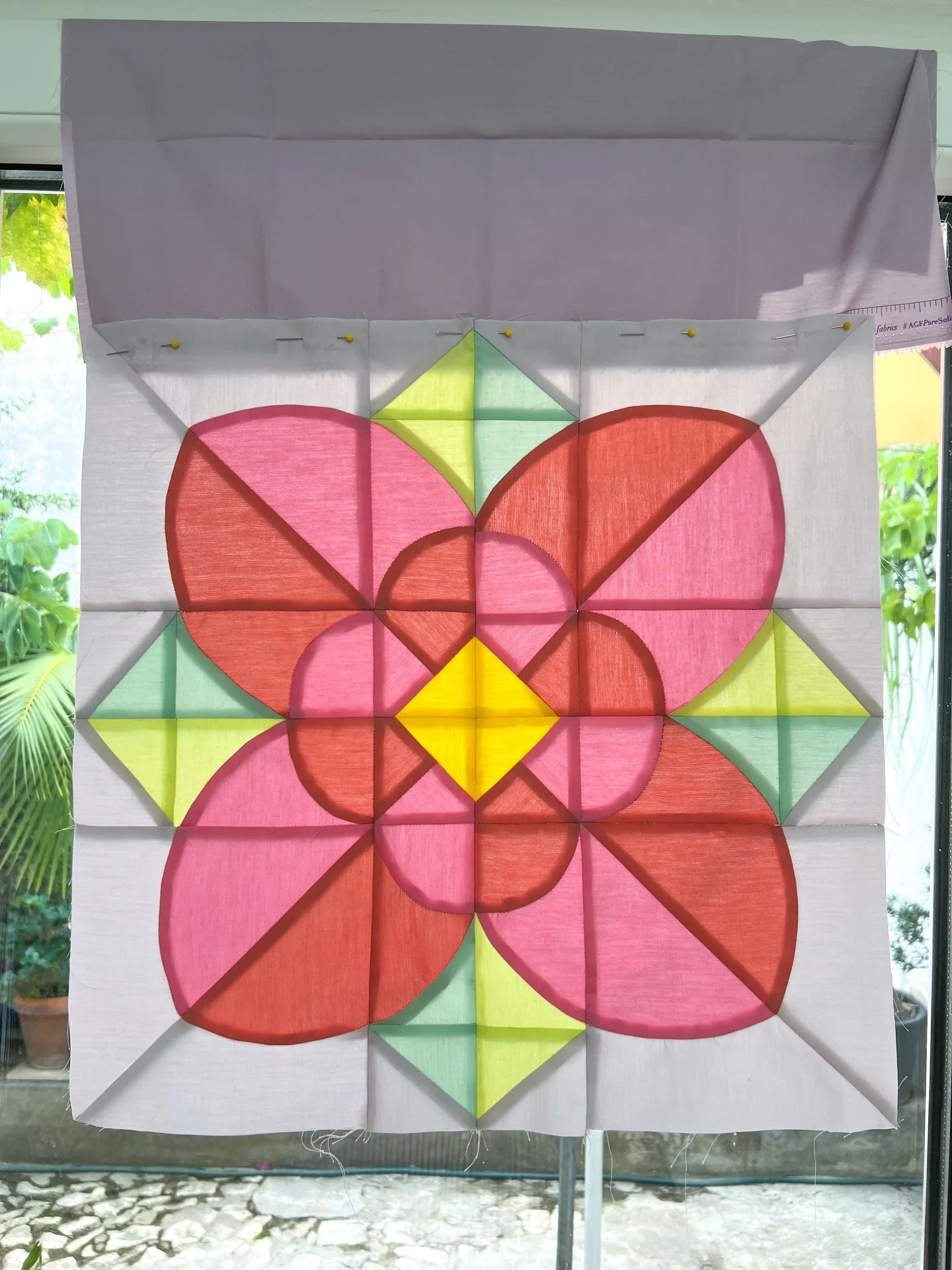 @sewspicious #SolsticeBloomBlock giving stain glass vibes ☀️ block pattern released as part of the #SolsticeSampler2025 a free quilt-along organized by @alderwoodstudio 🍁 you are still in time to sign up and collect this and 8 other single block pat