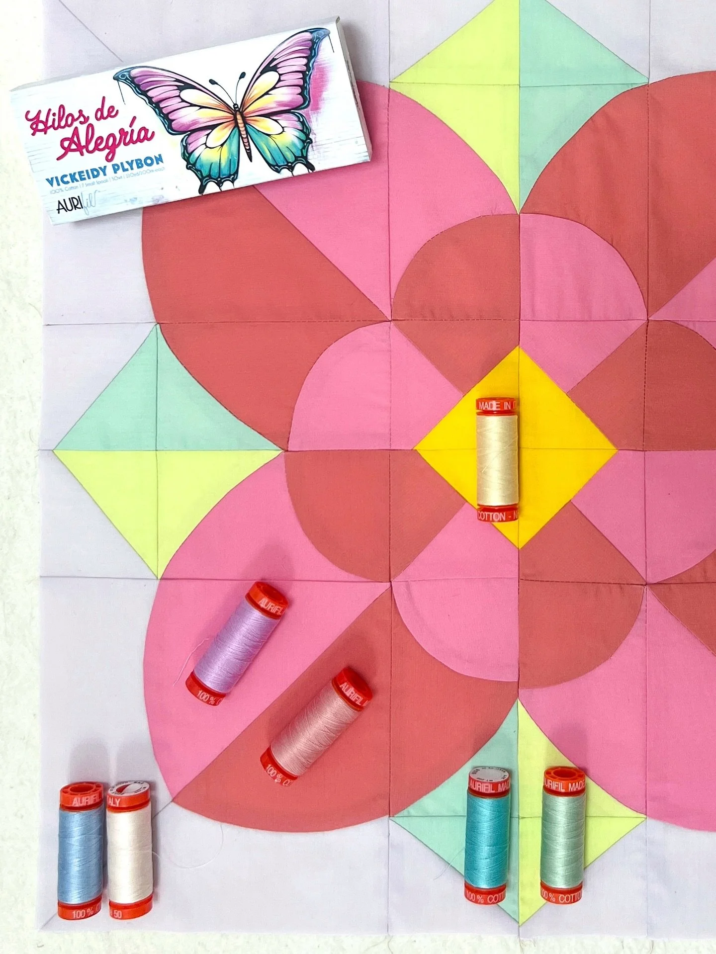 🌈 the #SolsticeBloomBlock test came in perfect time back in August as I was planning ahead for the @aurifilthreads November challenge: showcase a Collection Box 🧵 perfect match with Vickeidy Plybon @sewspicious &lsquo;Hilos de Alegr&iacute;a&rsquo;