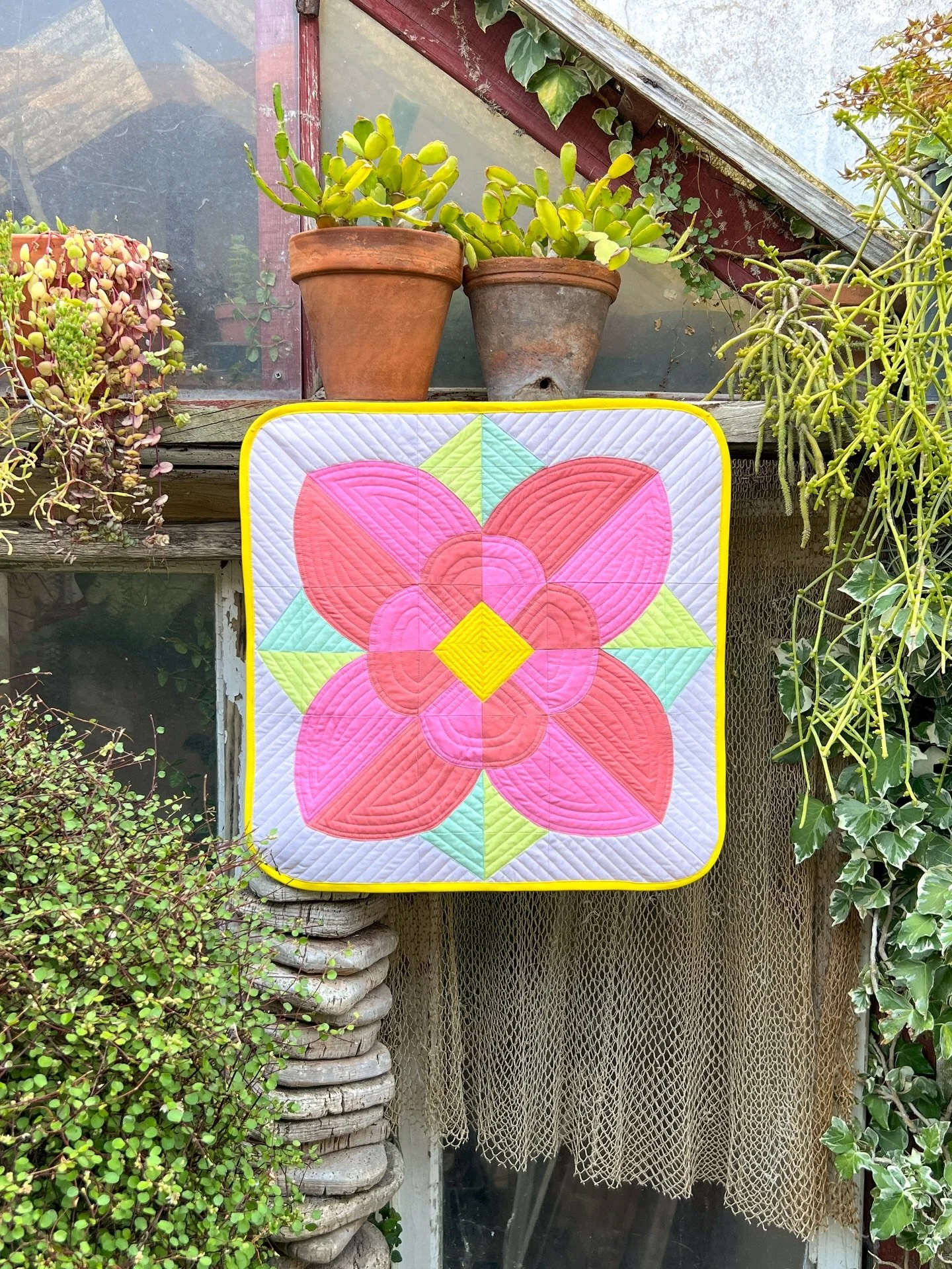 ✨ The stars really aligned for this month&rsquo;s #aurifilartisan2025 challenge. I made a block designed by @sewspicious Vickeidy Plybon, pieced and quilted with her thread box &lsquo;Hilos de Alegria&rsquo; from @aurifilthread 🧵 and using the fabri