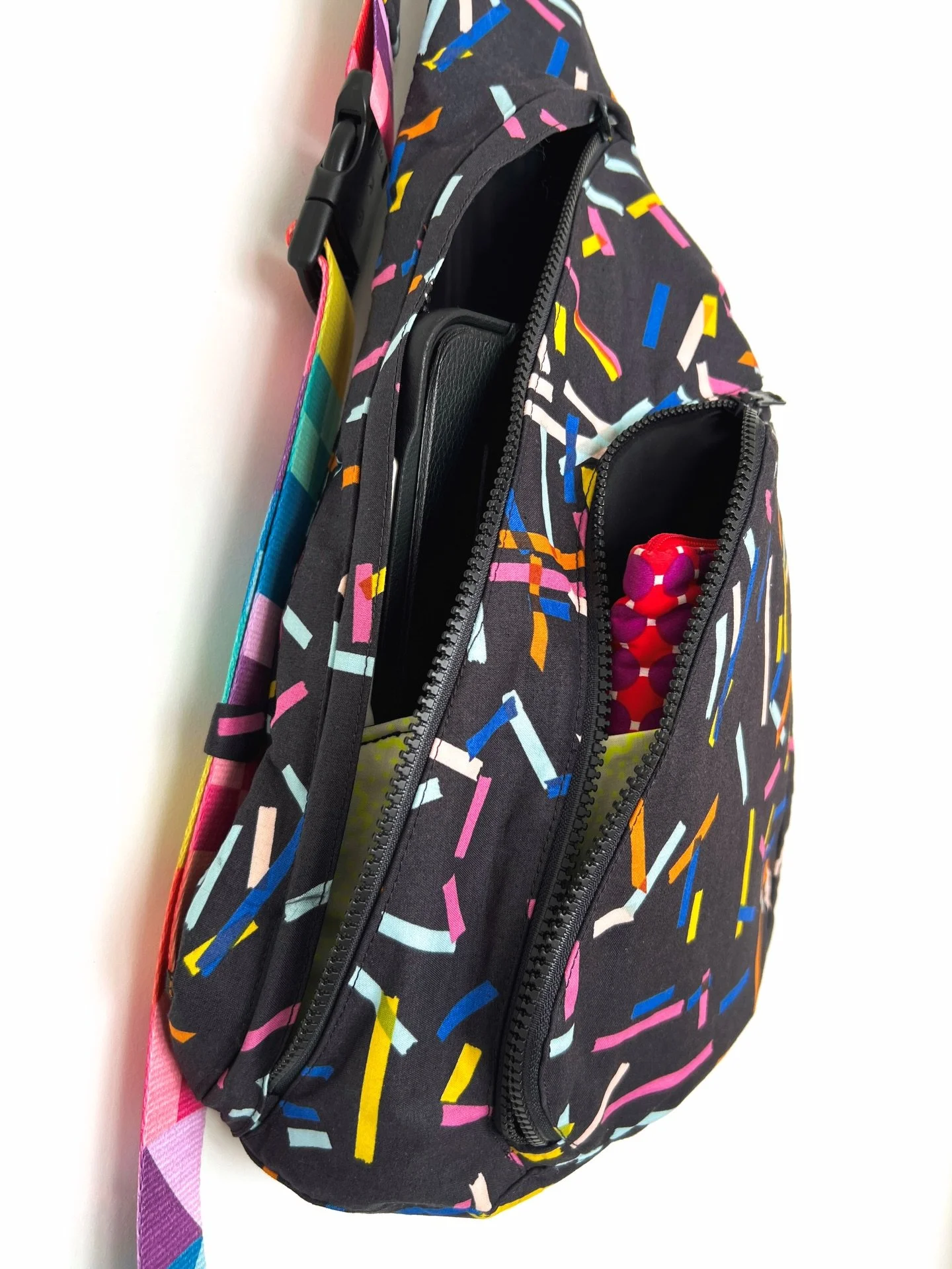 ok, I just really love this bag 😅 I searched long and far for the perfect pattern for my needs: small enough so I don&rsquo;t carry the world in it, but big enough to fit my iPad. Crossbody with multiple zippers, because Lisbon pickpockets 💰 don&rs