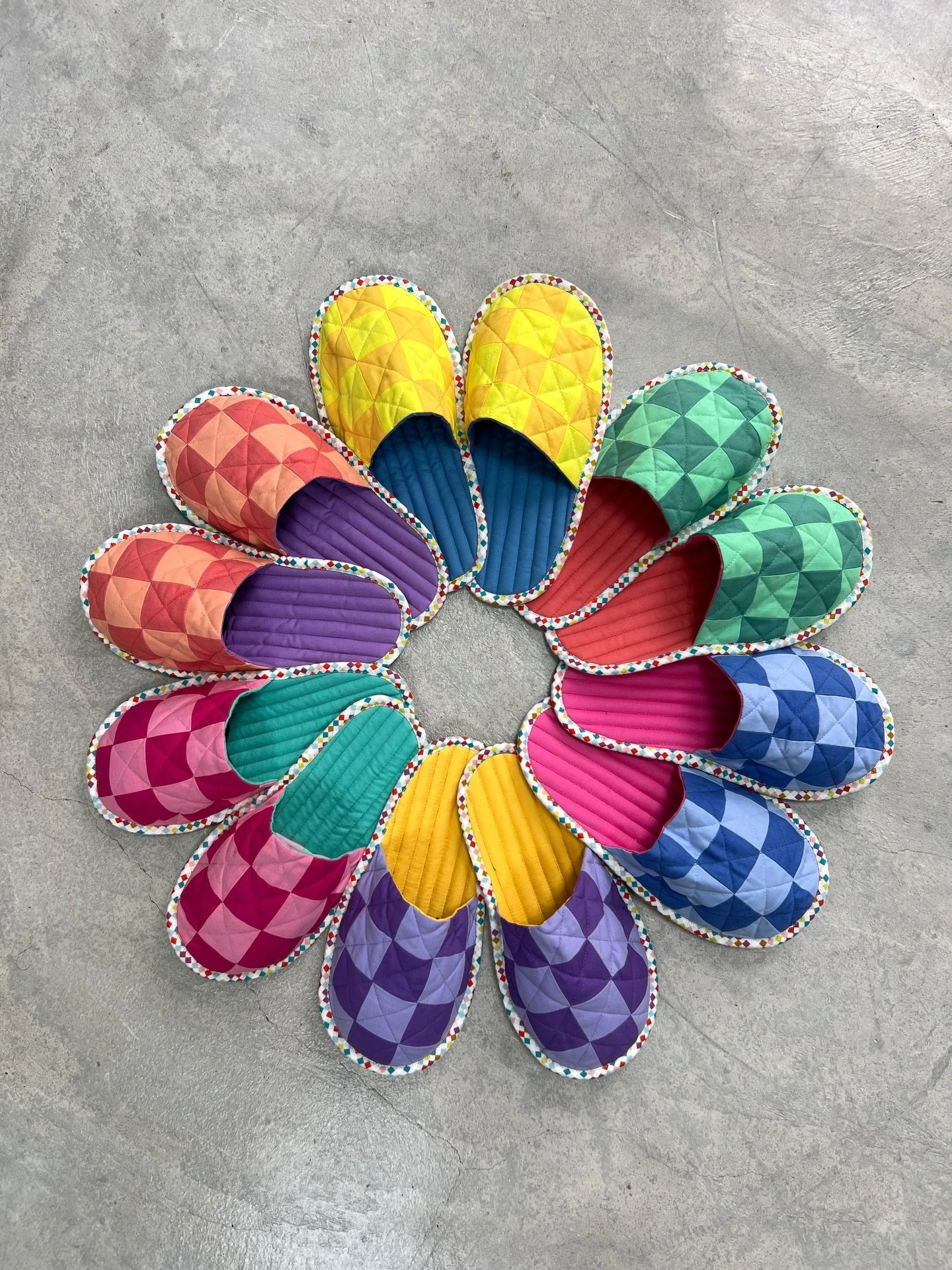 You get quilted slippers! You get quilted slippers! You get quilted slippers!
🌈 Back in December, I went full elf-factory mode and made six pairs of slippers as gifts for my family. I used the @aurifilthread swatch book to perfectly match and contra