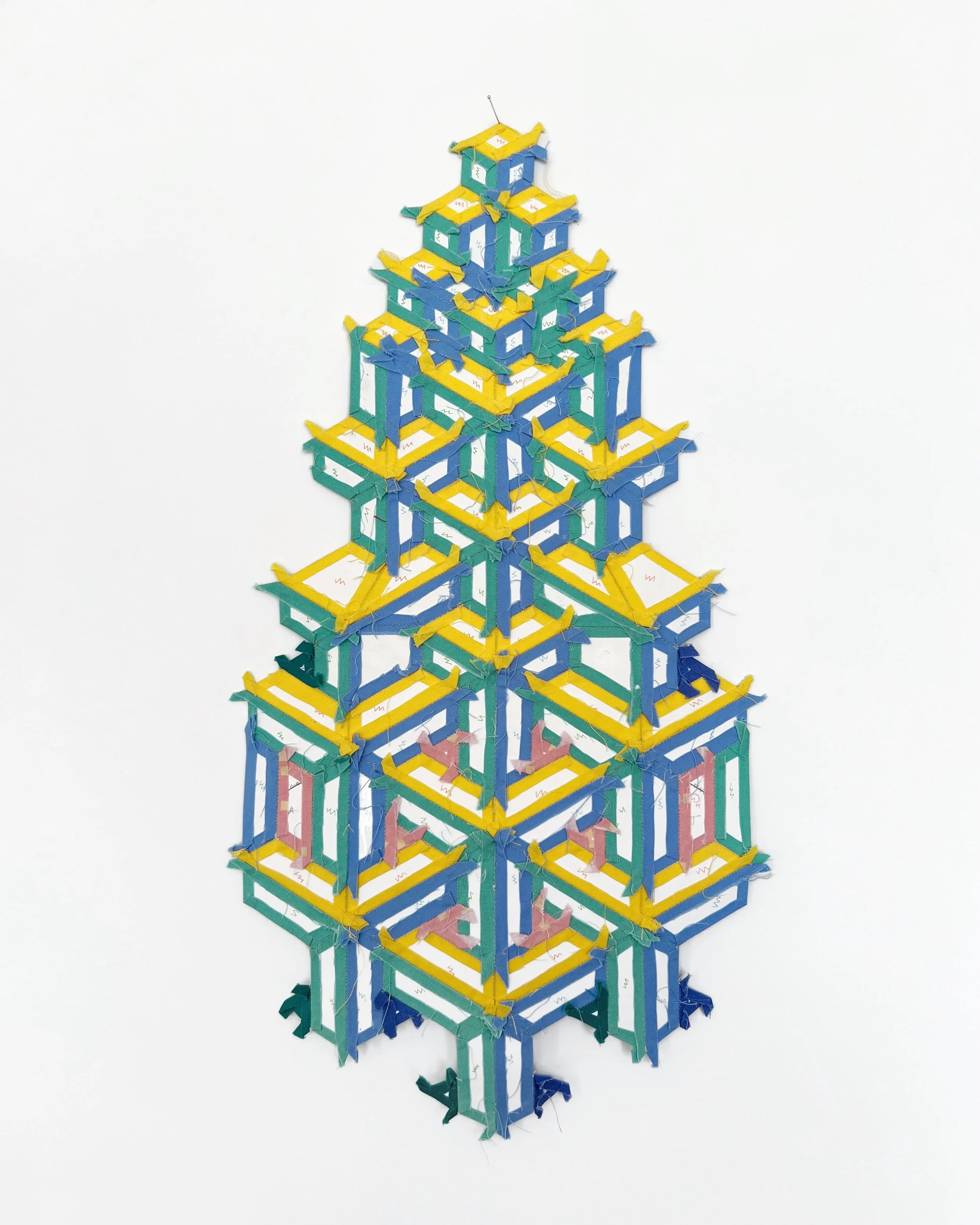 Is it&hellip; a Christmas Tree&hellip;? Zoom in to see my very professional color markers 🌈 English Paper Piecing is my all time favorite piecing method ✨

Time to hand appliqu&eacute; over a Peltex base🧵 @aurifilthread 80wt 2375.