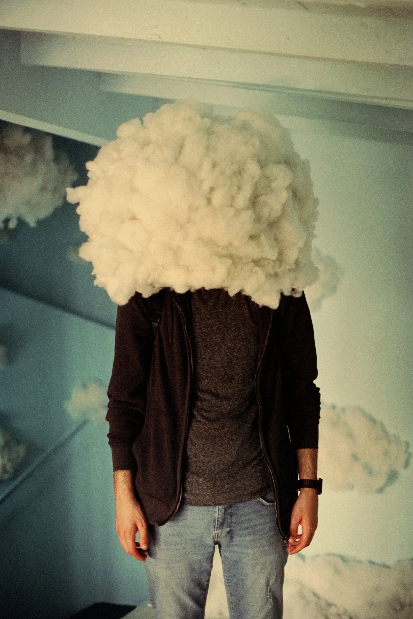 una persona che non riesce a smettere di pensare sempre pensieroso che non riesce a rilassarsi