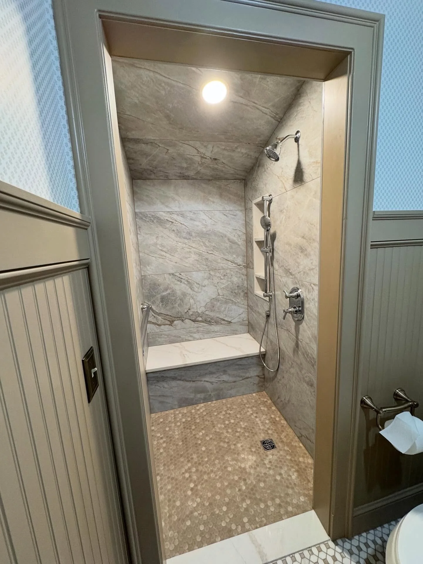 Aging in place doesn&rsquo;t mean you have to sacrifice aesthetic for function. This remodel proves that safety and beauty can coexist effortlessly. ✨🚿
&bull;
From the slip-resistant mosaic flooring to the built-in shower bench and grab bar, every d