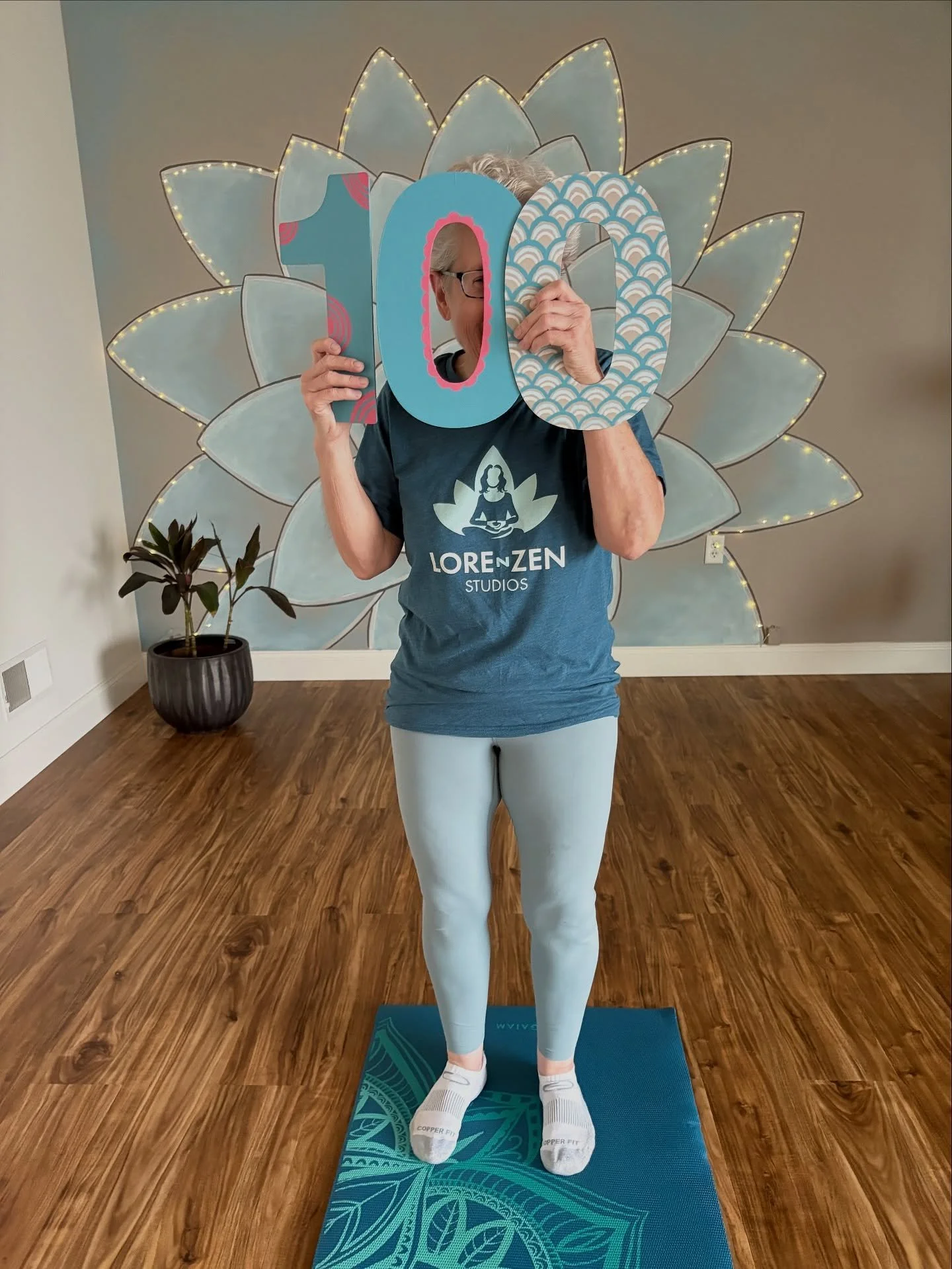 What better way to celebrate 100 yoga classes at our studio than nailing a difficult pose for the first time?! 🙌 *** &iquest;Qu&eacute; mejor manera de celebrar las 100 clases de yoga en nuestro estudio que lograr una postura dif&iacute;cil por prim