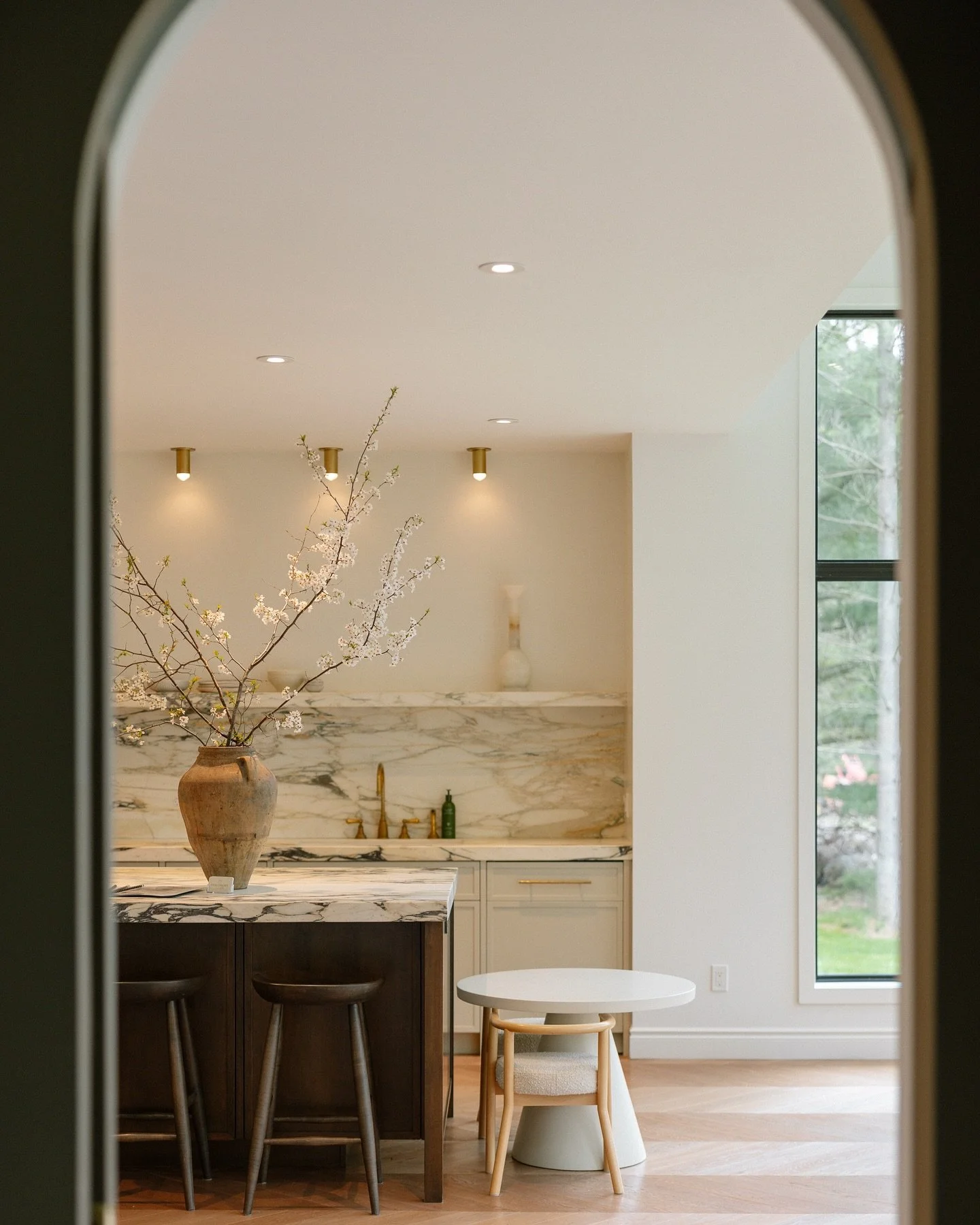 everything looks better through an archway.

this kitchen never gets old #nassagaweyahouse 

📸: @23mediaco 

Kitchen Kitchen Design Interior Design Interiors Style Marble