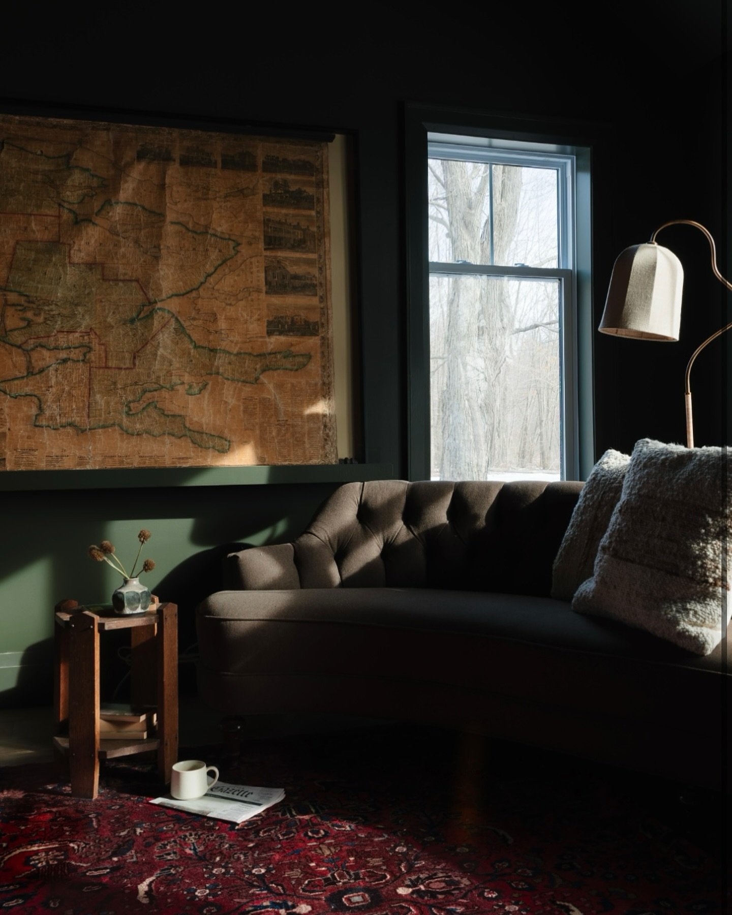 mid-day pick me up here 📍☕️

a moody home office shot from our sandbanks project.

📸: @23mediaco 

Office Home Office Interior Design Interior Decoration Interiores Style Design Inspiration