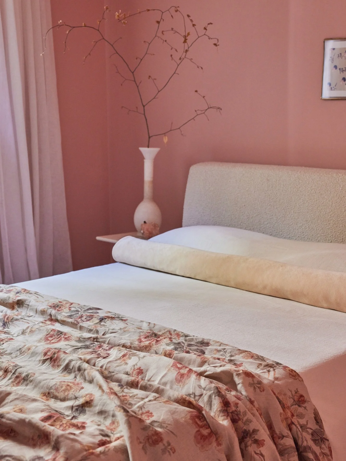 spring 🌸🌷vibes in this &ldquo;grown up&rdquo; girls bedroom.

📸: @kylazanardi 

#bedroom #girlsbedroom #design #pink #kidsroom Interior Design