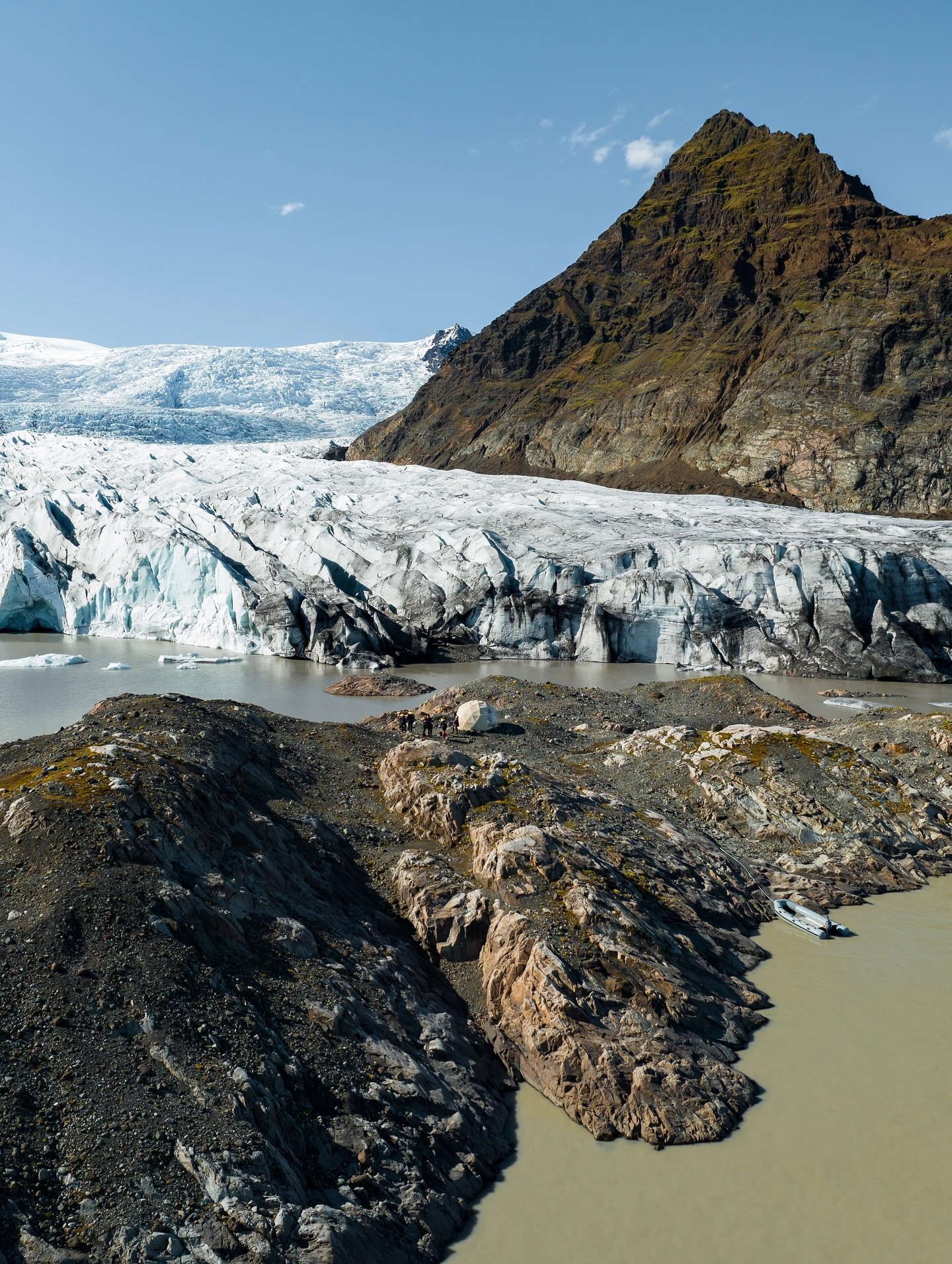 The most remote picnic spot in Iceland 🧺 
Only accessible by boat and nothing but endless glacier views. It was truly magical to be there out on the island in the middle of this lagoon.