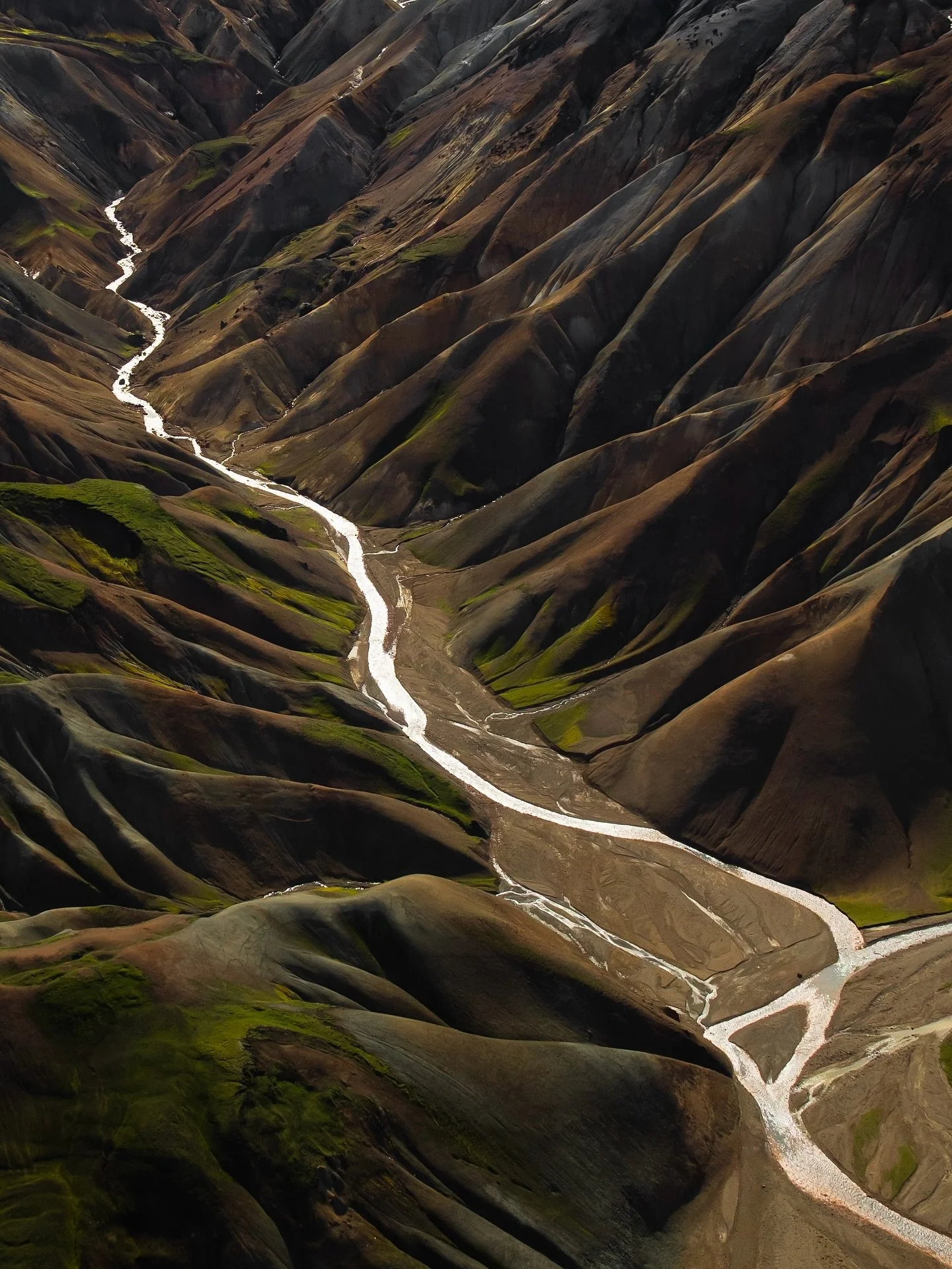 Sharing places worth exploring ⛰️
1. Landmannalaugar
2. Hr&uacute;t&aacute;rj&ouml;kull
3. Gr&aelig;nihryggur 
4. Eyjafjallaj&ouml;kull
5. J&ouml;kulgilskv&iacute;sl

#icelandphotography #icelandicnature #sonya1