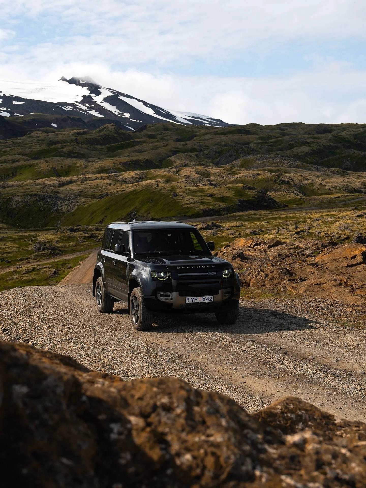 Exploring the west coast of Iceland 🏔️
Here are some of my top places to visit there:
&bull; Kirkjufell
&bull; Sn&aelig;fellsj&ouml;kull Glacier 
&bull; L&iacute;suh&oacute;lalaug 
&bull; Langaholt campsite 
&bull; H&oacute;lah&oacute;lar
&bull; Dj&