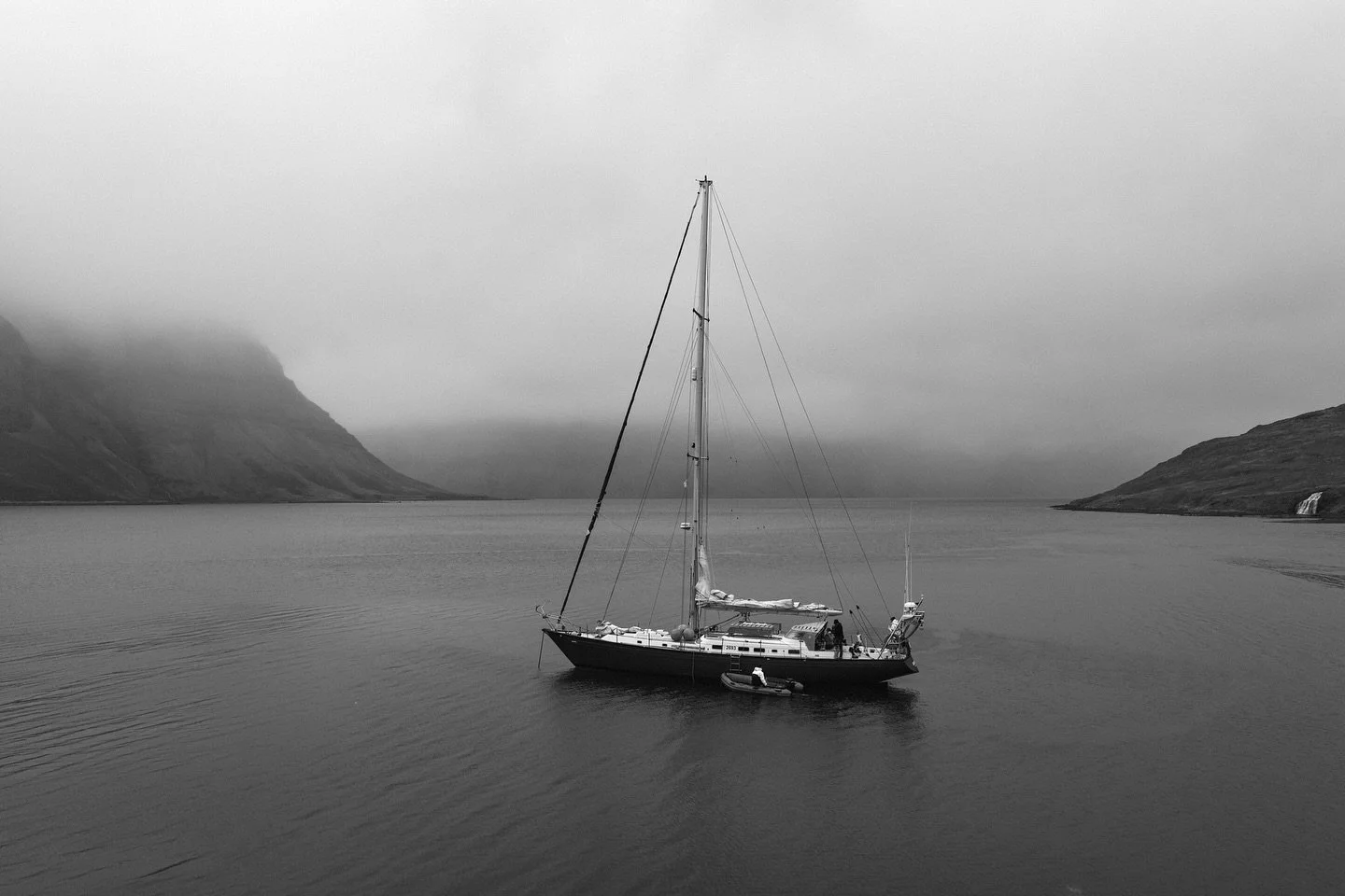 Here it feels like the world before us. Nothing but land and sea, no roads, no houses, no stores, no clock to follow. It felt like stepping back in time, which is why these frames had to be black and white 🎞️

#bwphotography #iceland #sailboat